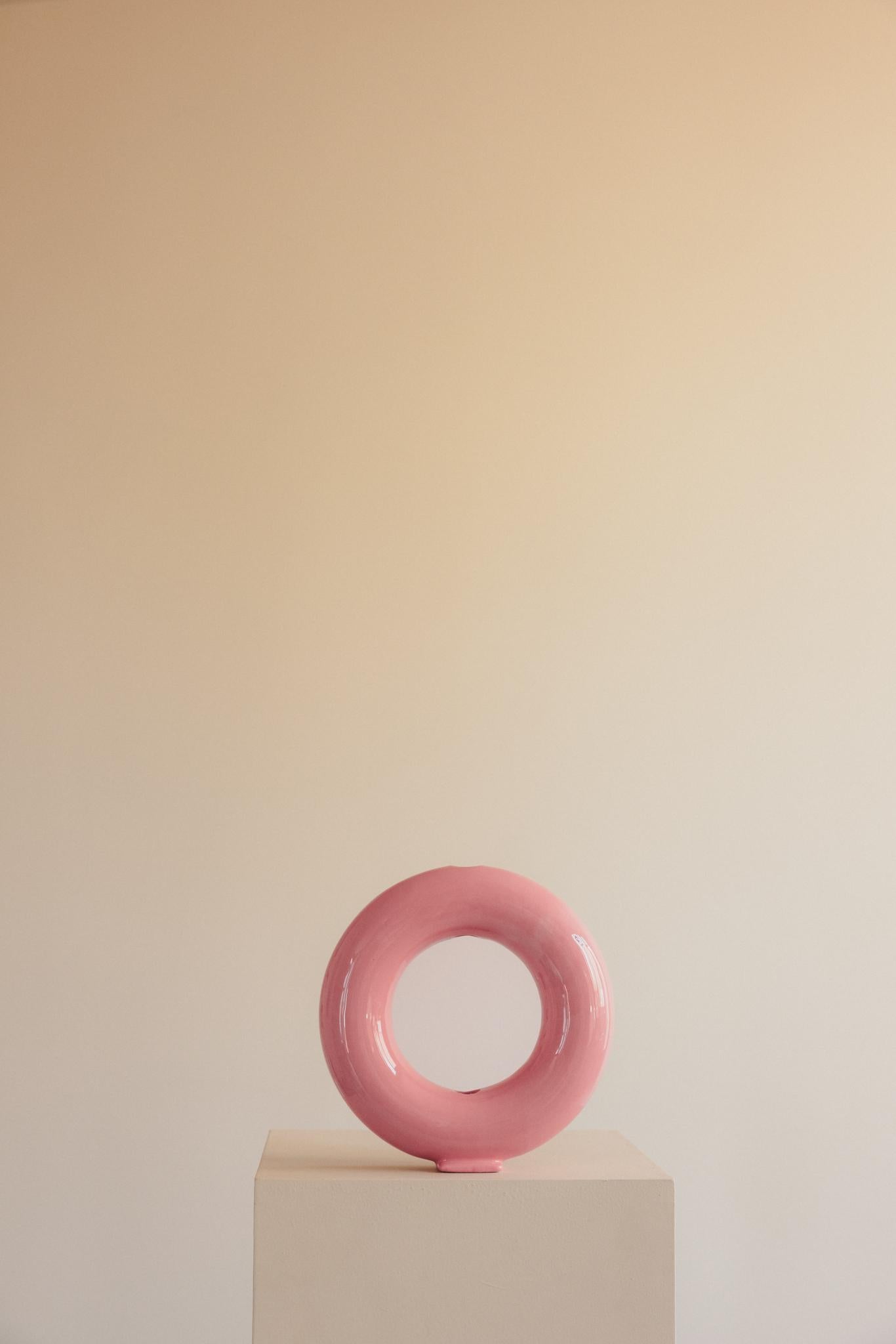 Moulé Vase en céramique émaillée rose fait à la main - Vacuum en vente