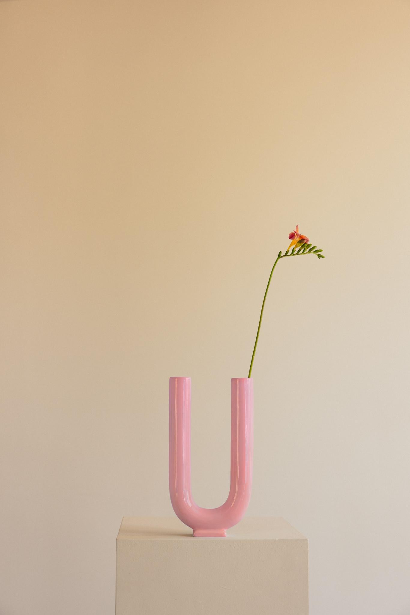 Espagnol Vase en céramique émaillée rose fait à la main - Vous en vente