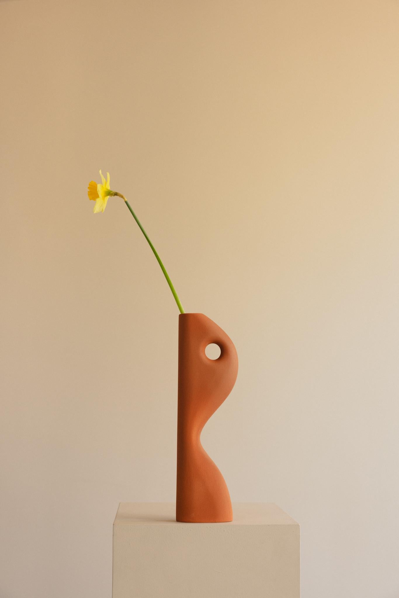 La Colección Cerámica de Valeria Vasi presenta una inspirada mezcla de arte moderno y elementos naturales y terrosos. Cada jarrón de esta colección está fabricado con gres de alta calidad, pintado a mano con distintos acabados y moldeado