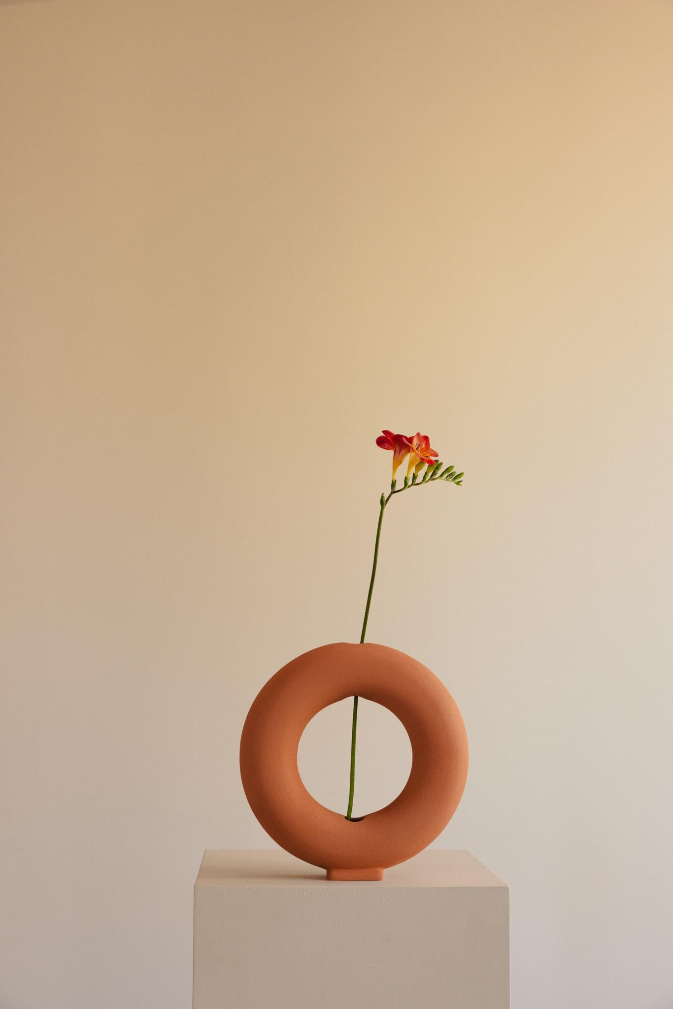 La Collection Nature de Valeria Vasi présente un mélange inspiré d'art moderne et d'éléments naturels et terreux. Chaque vase de cette collection est fabriqué en grès de haute qualité, peint à la main avec différentes finitions et soigneusement