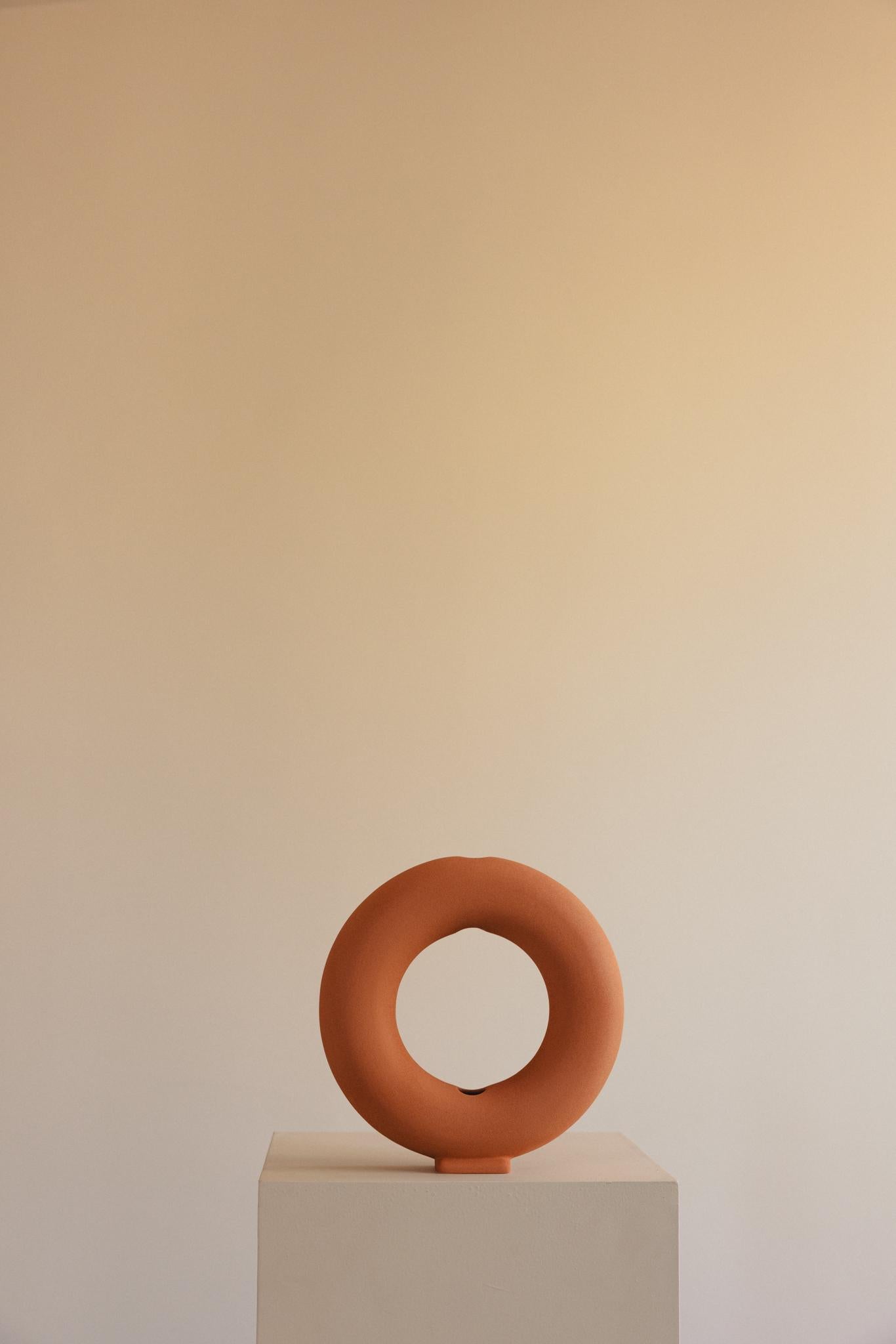 Espagnol Vase en céramique terre cuite non émaillée fait à la main - Vacuum en vente