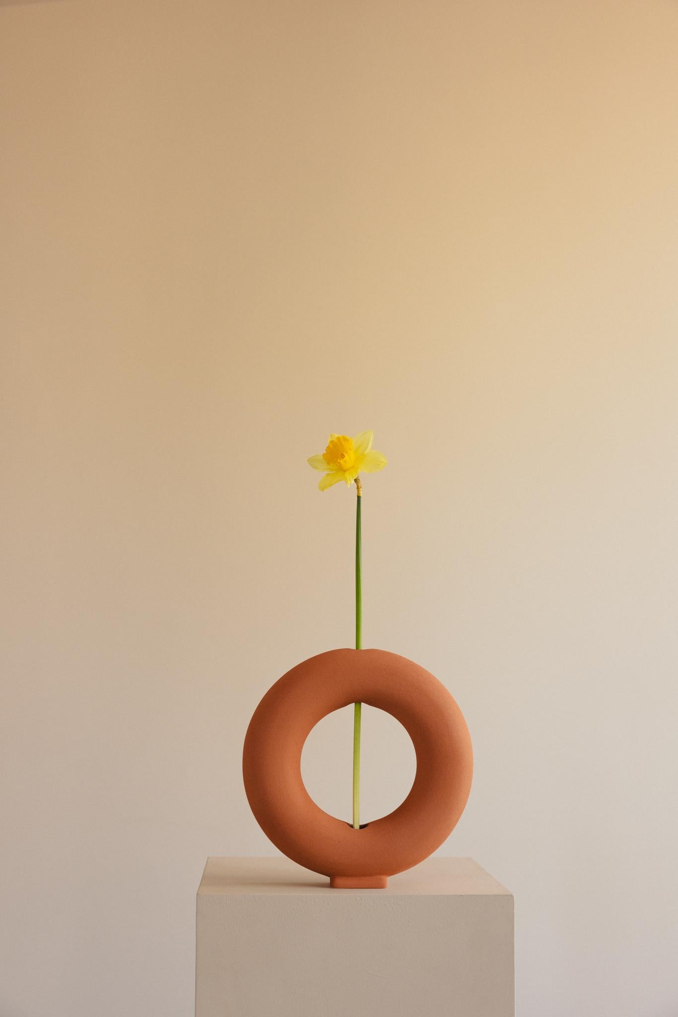 Moulé Vase en céramique terre cuite non émaillée fait à la main - Vacuum en vente