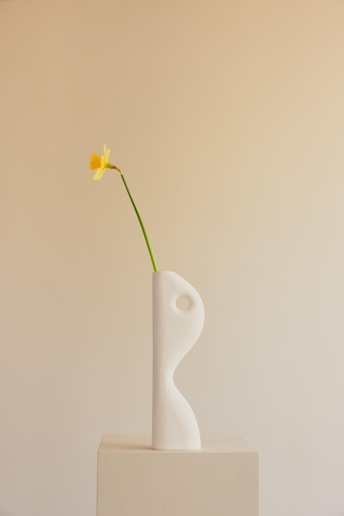 La Collection Nature de Valeria Vasi présente un mélange inspiré d'art moderne et d'éléments naturels et terreux. Chaque vase de cette collection est fabriqué en grès de haute qualité, peint à la main avec différentes finitions et soigneusement