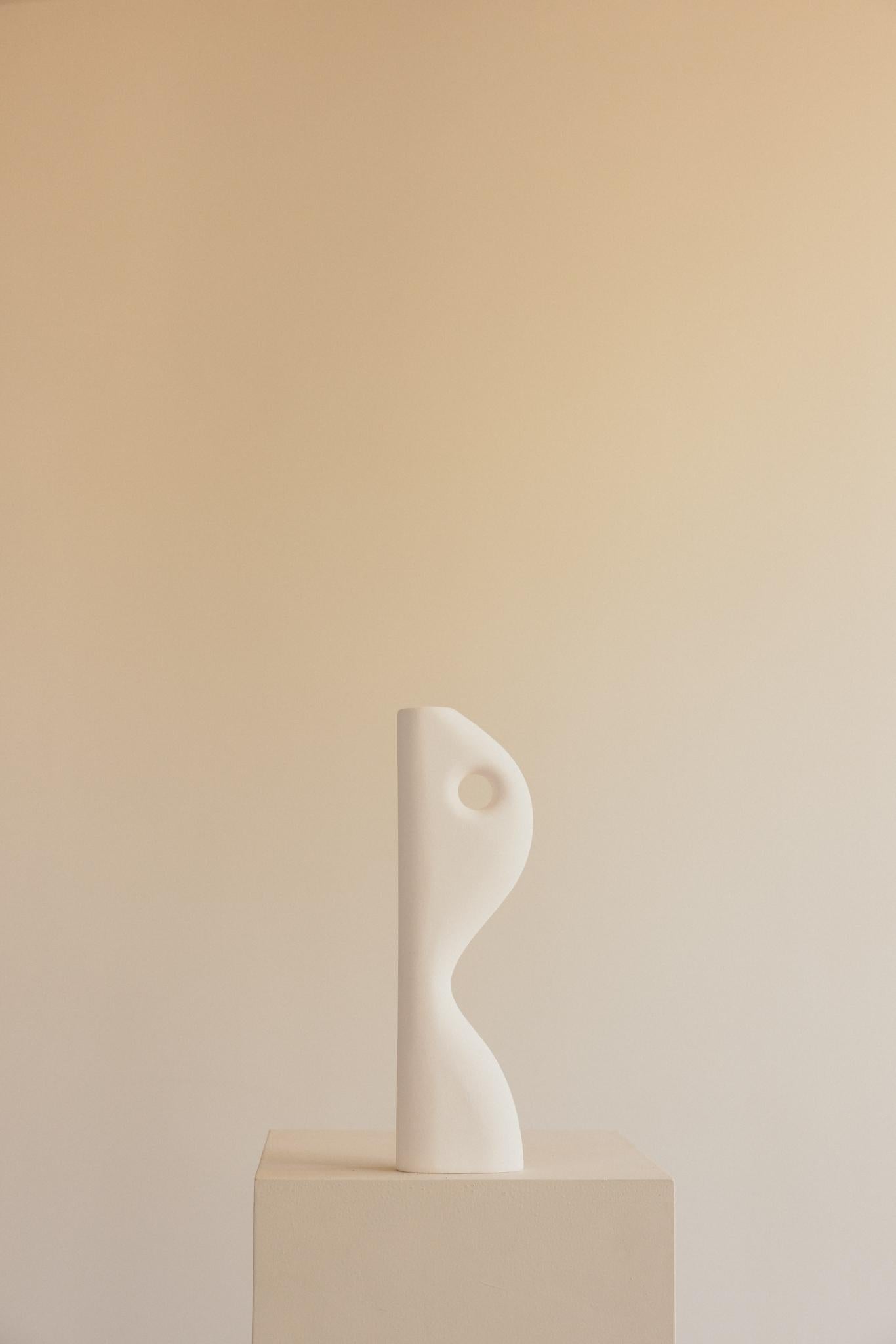 Espagnol Vase en céramique blanc mat non émaillé fait à la main - cuir en vente