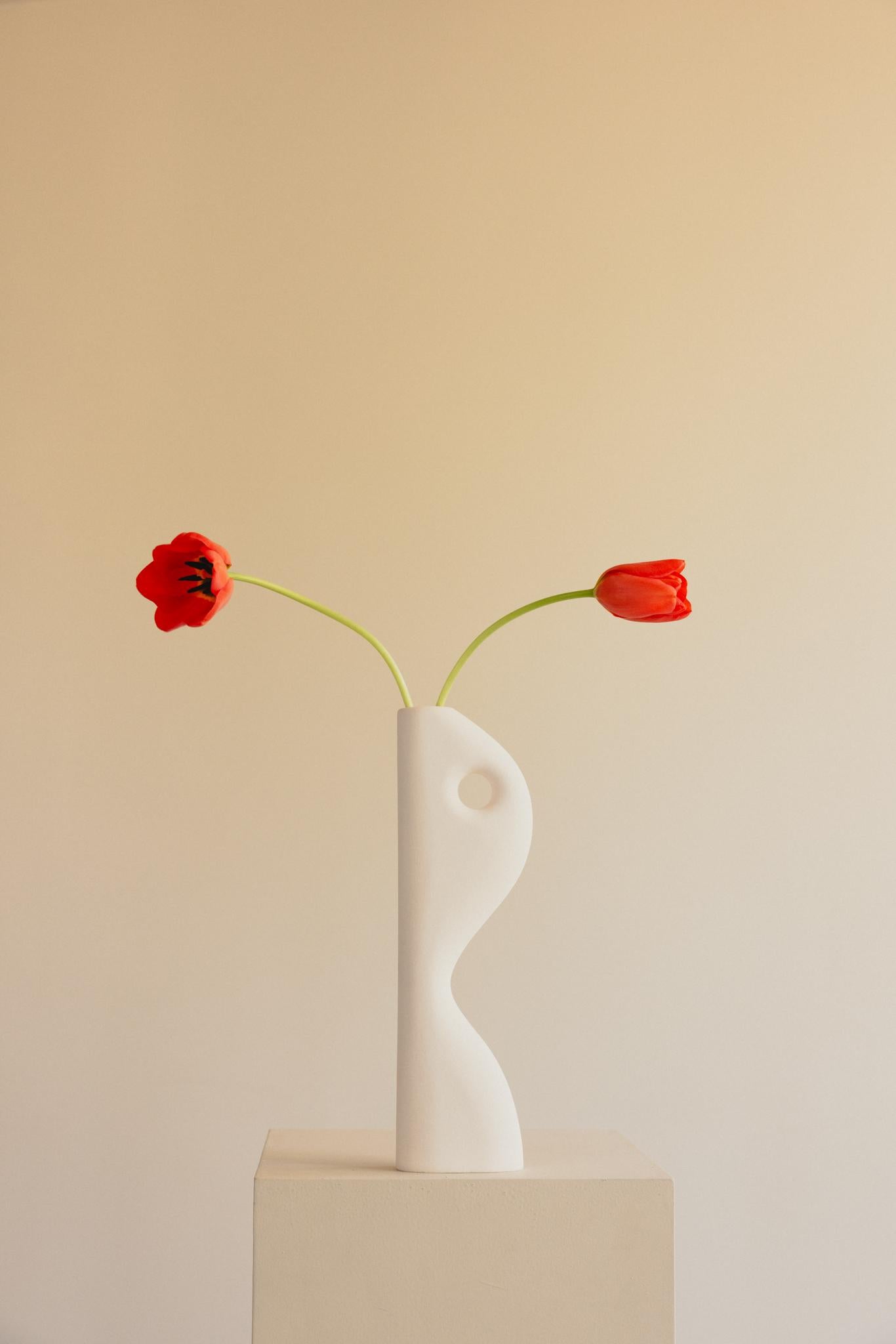 Moulé Vase en céramique blanc mat non émaillé fait à la main - cuir en vente