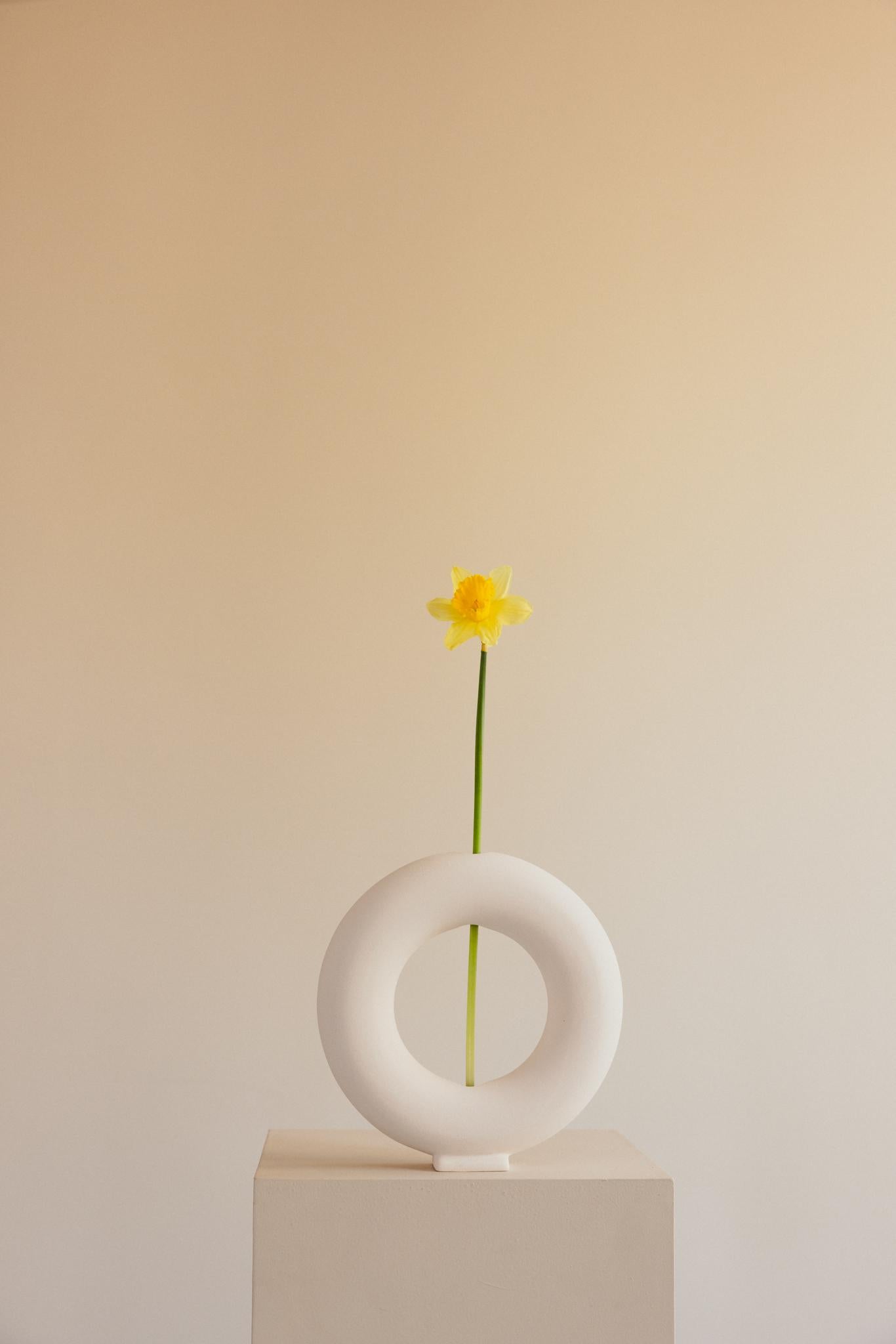 La Collection'S di Valeria Vasi è una miscela ispirata di arte moderna e di elementi naturali. Ogni vaso di questa collezione è realizzato in gres di alta qualità, dipinto a mano con varie finiture e modellato con cura per creare un'estetica unica e