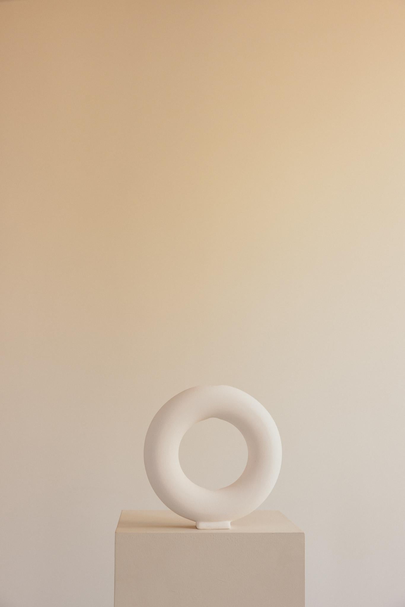 Spagnolo Vaso in ceramica fatto a mano bianco opaco non smaltato - Sottovuoto in vendita