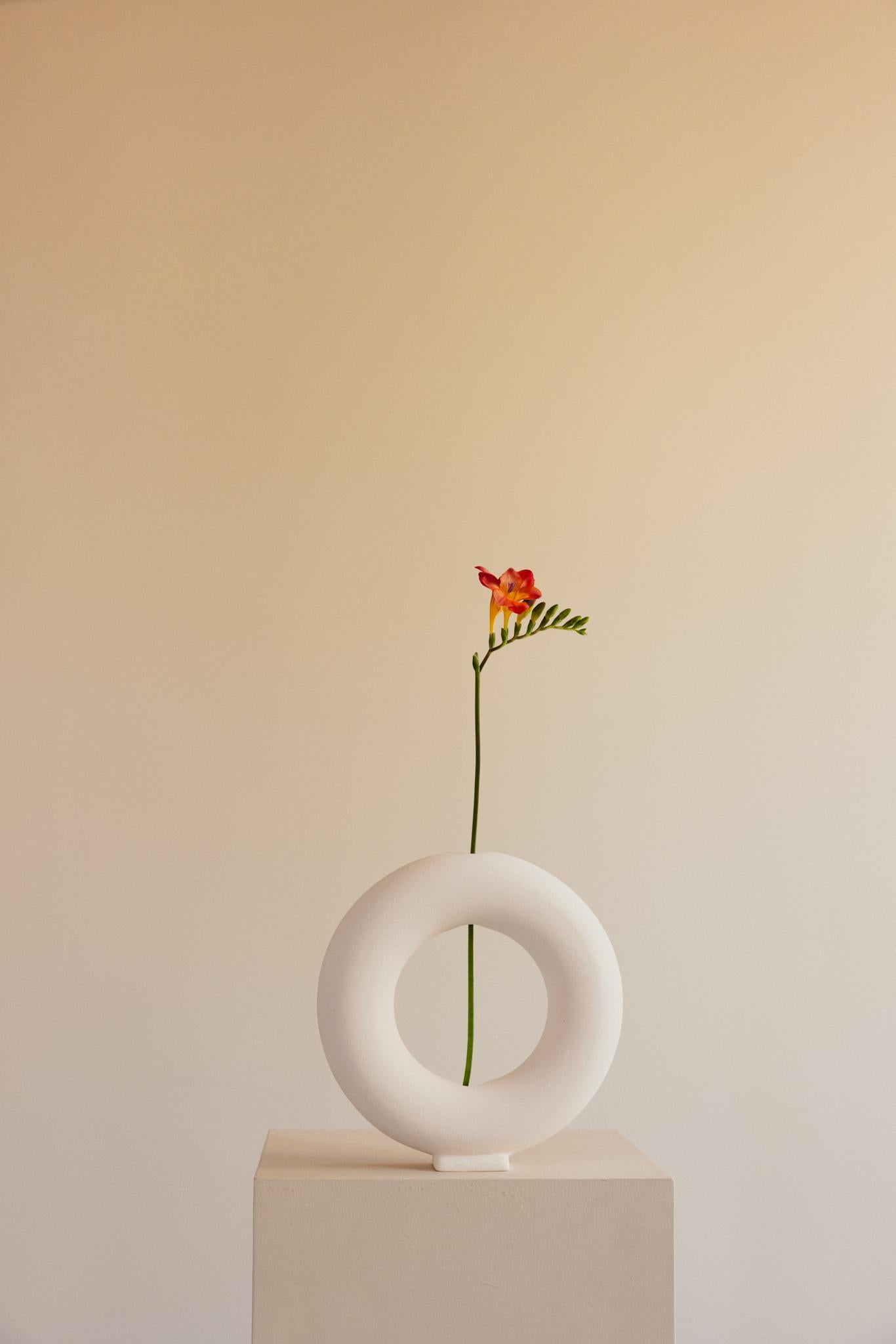 Stampato Vaso in ceramica fatto a mano bianco opaco non smaltato - Sottovuoto in vendita