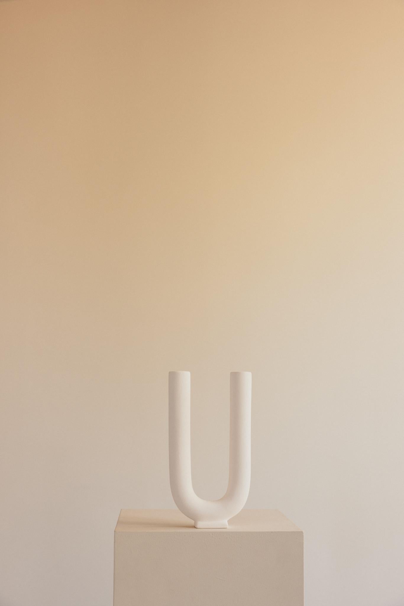 Espagnol Vase en céramique blanc mat non émaillé fait à la main - Vous en vente