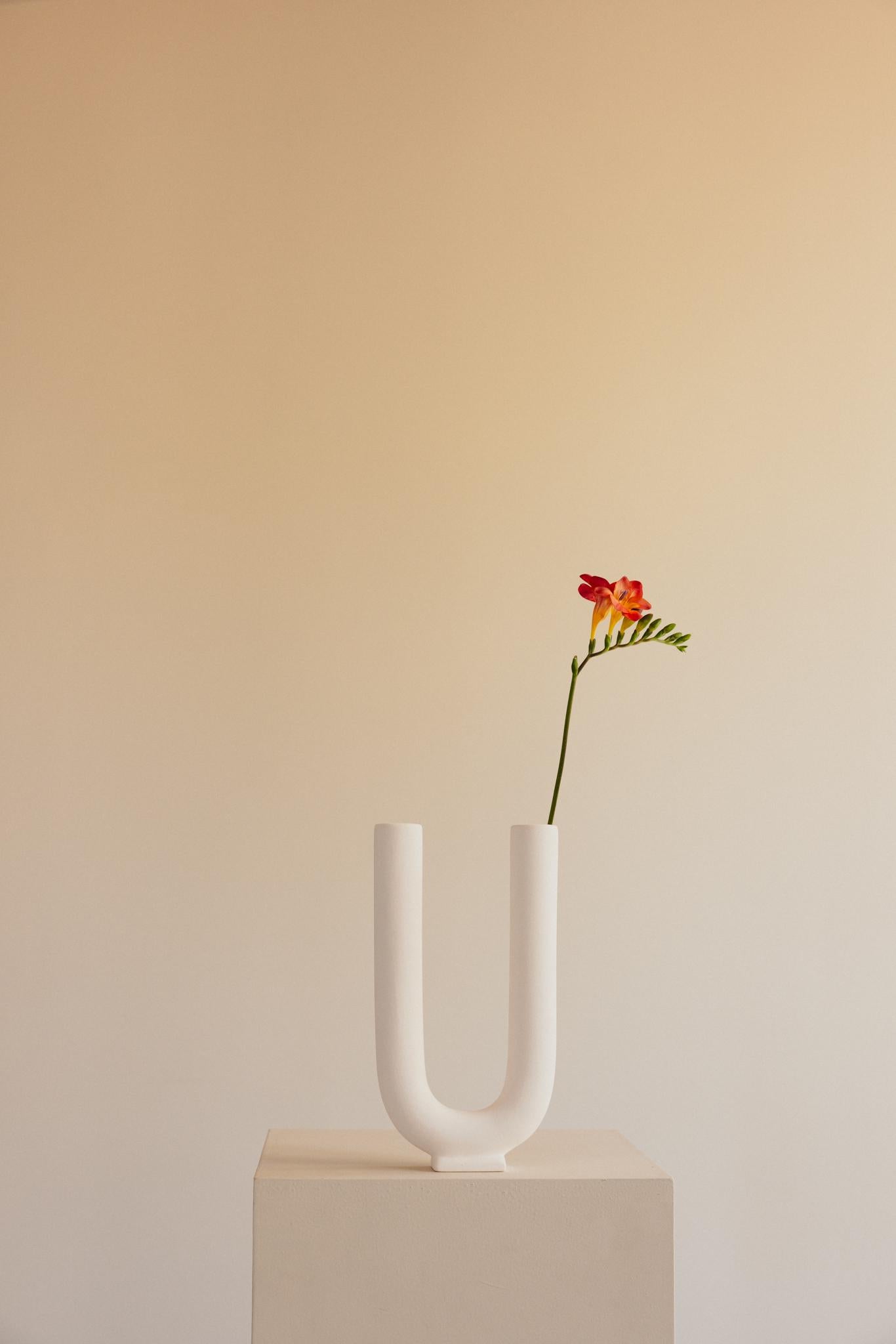 Moulé Vase en céramique blanc mat non émaillé fait à la main - Vous en vente