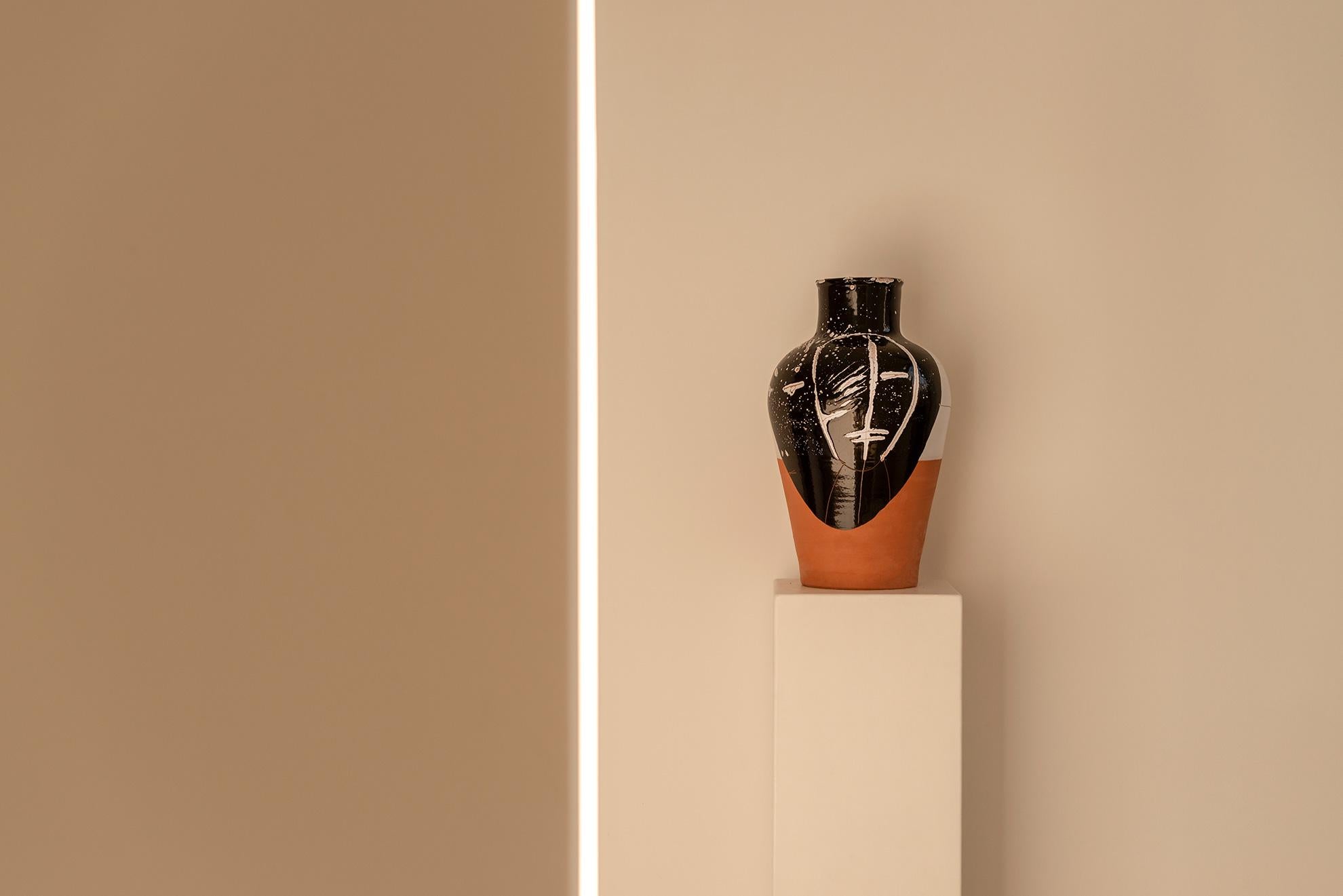 italien Vase Sculpture en céramique gravée par les artistes Vincenzo D'Alba + Antonio Marras en vente
