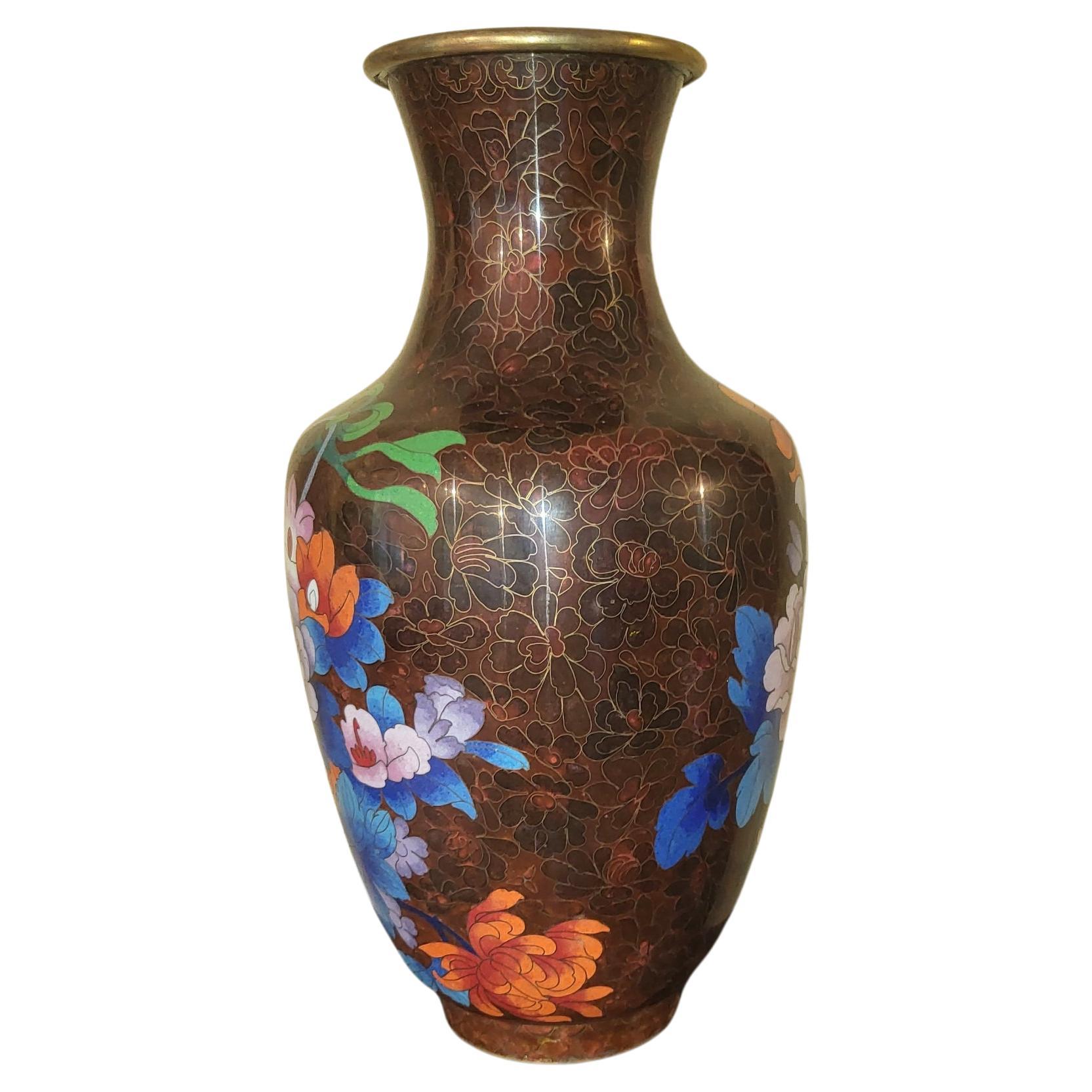 Vase chinois en émail cloisonné sur cuivre décor floral 1950/60  (Chinesischer Export) im Angebot