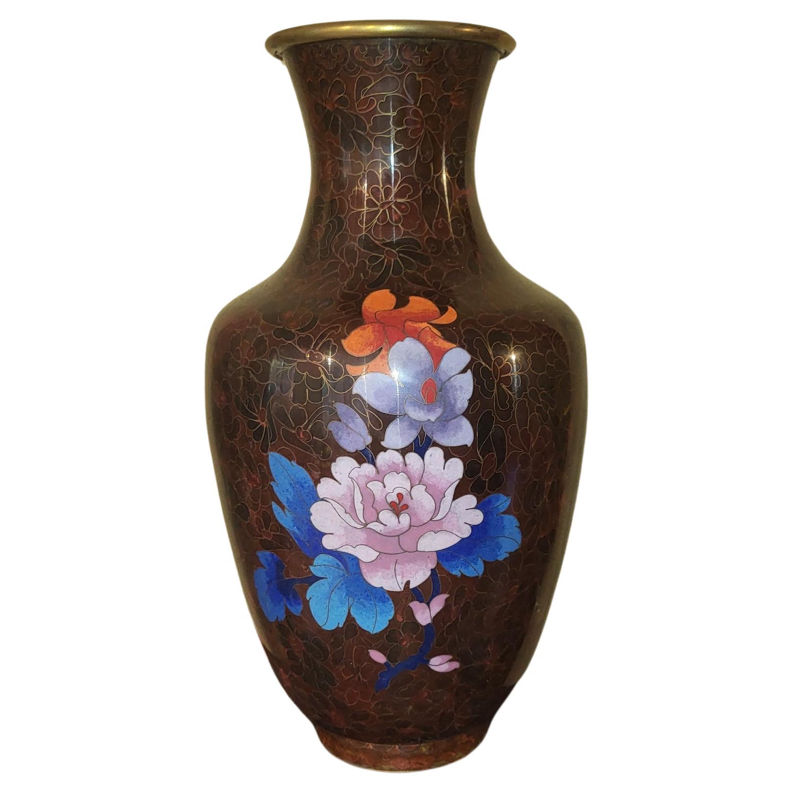 Vase chinois en émail cloisonné sur cuivre décor floral 1950/60  (Chinesisch) im Angebot