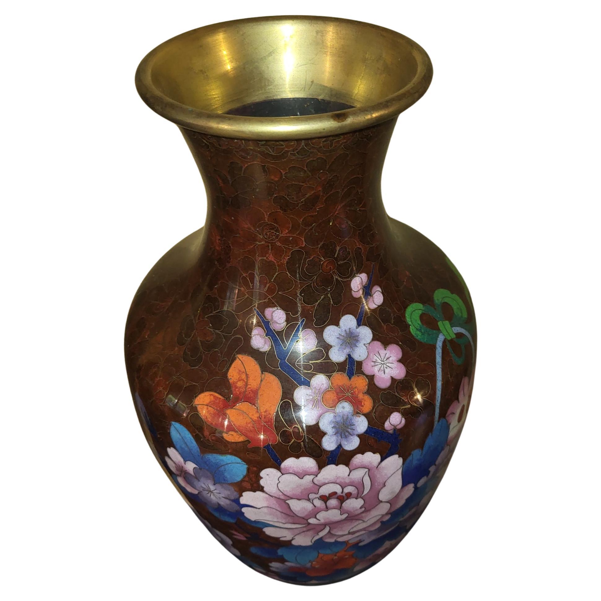 Vase chinois en émail cloisonné sur cuivre décor floral 1950/60  (Cloisonné) im Angebot