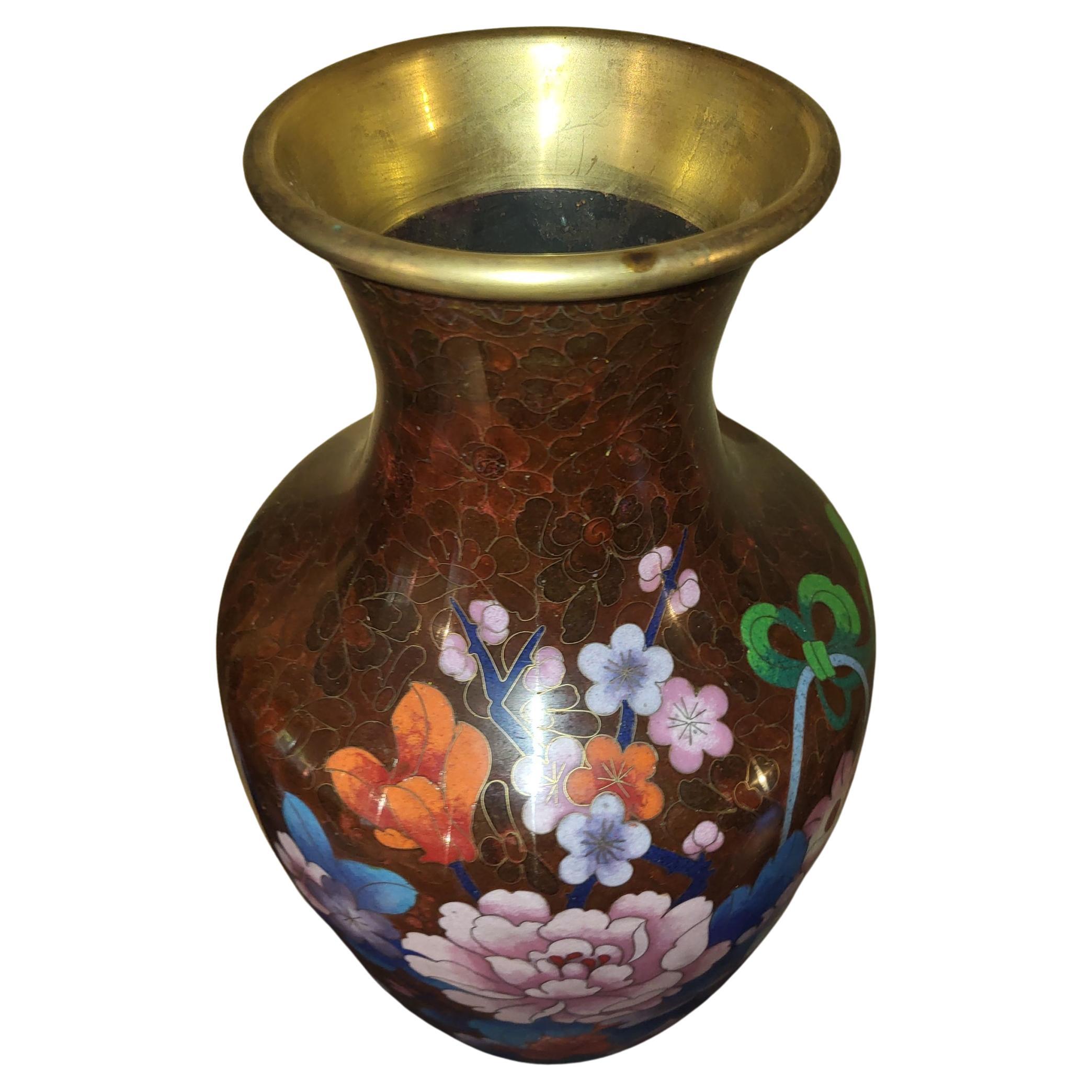 Vase chinois en émail cloisonné sur cuivre décor floral 1950/60  For Sale