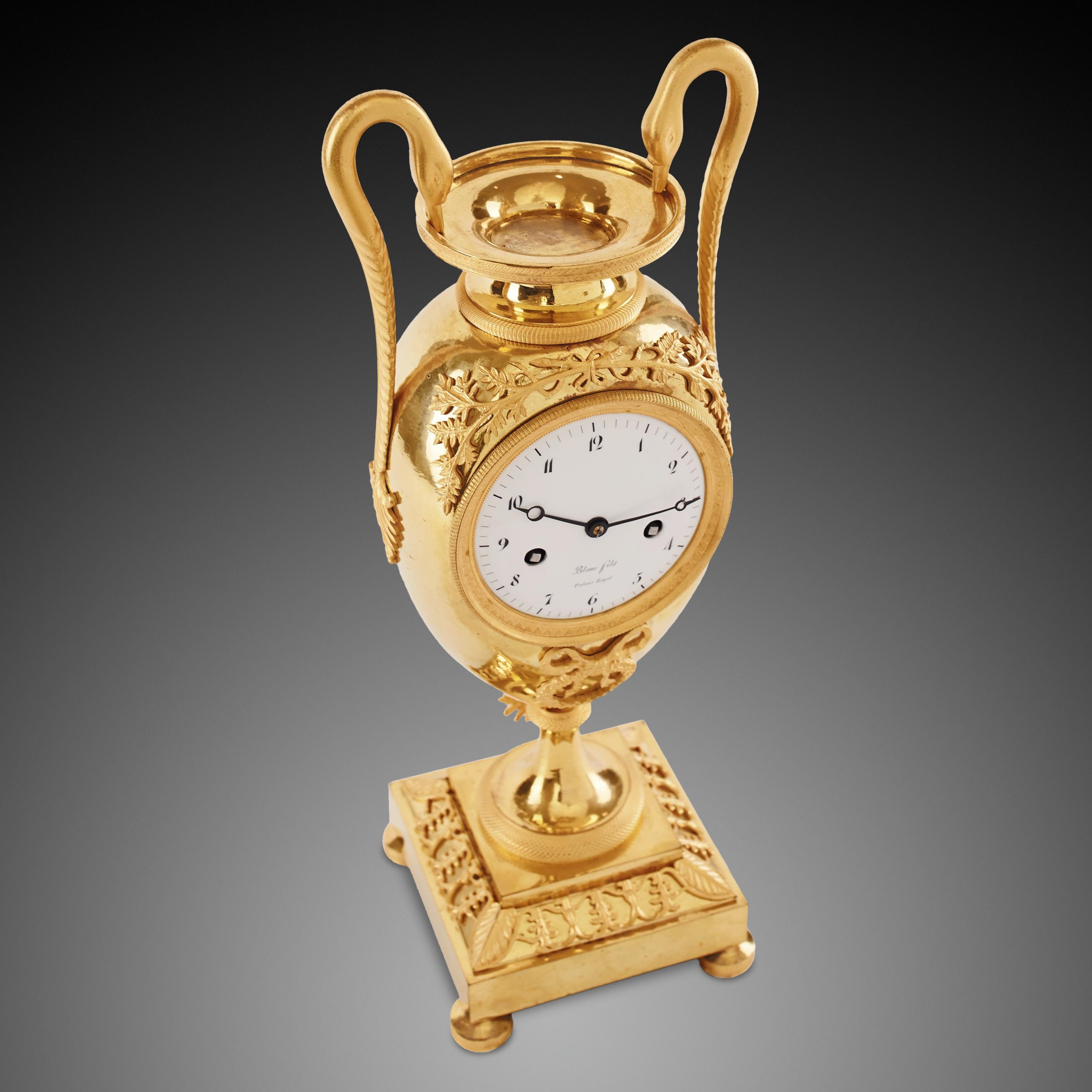 Français Horloge vase de style Empire du 19me sicle par Blanc Fils Palais Roya en vente