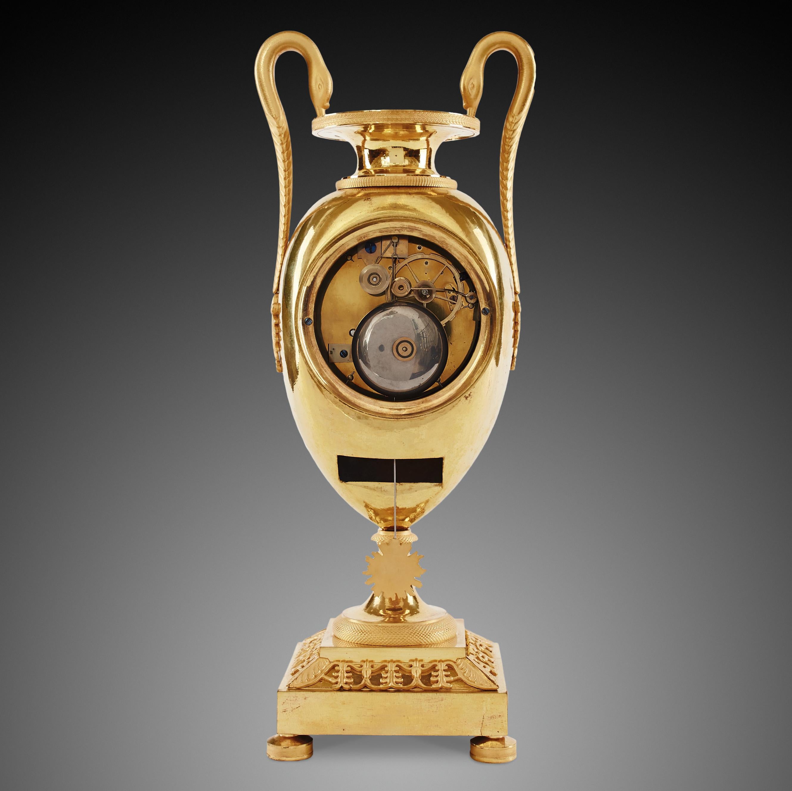 Vase-Uhr im Empire-Stil des 19. Jahrhunderts von Blanc Fils Palais Roya (Vergoldet) im Angebot