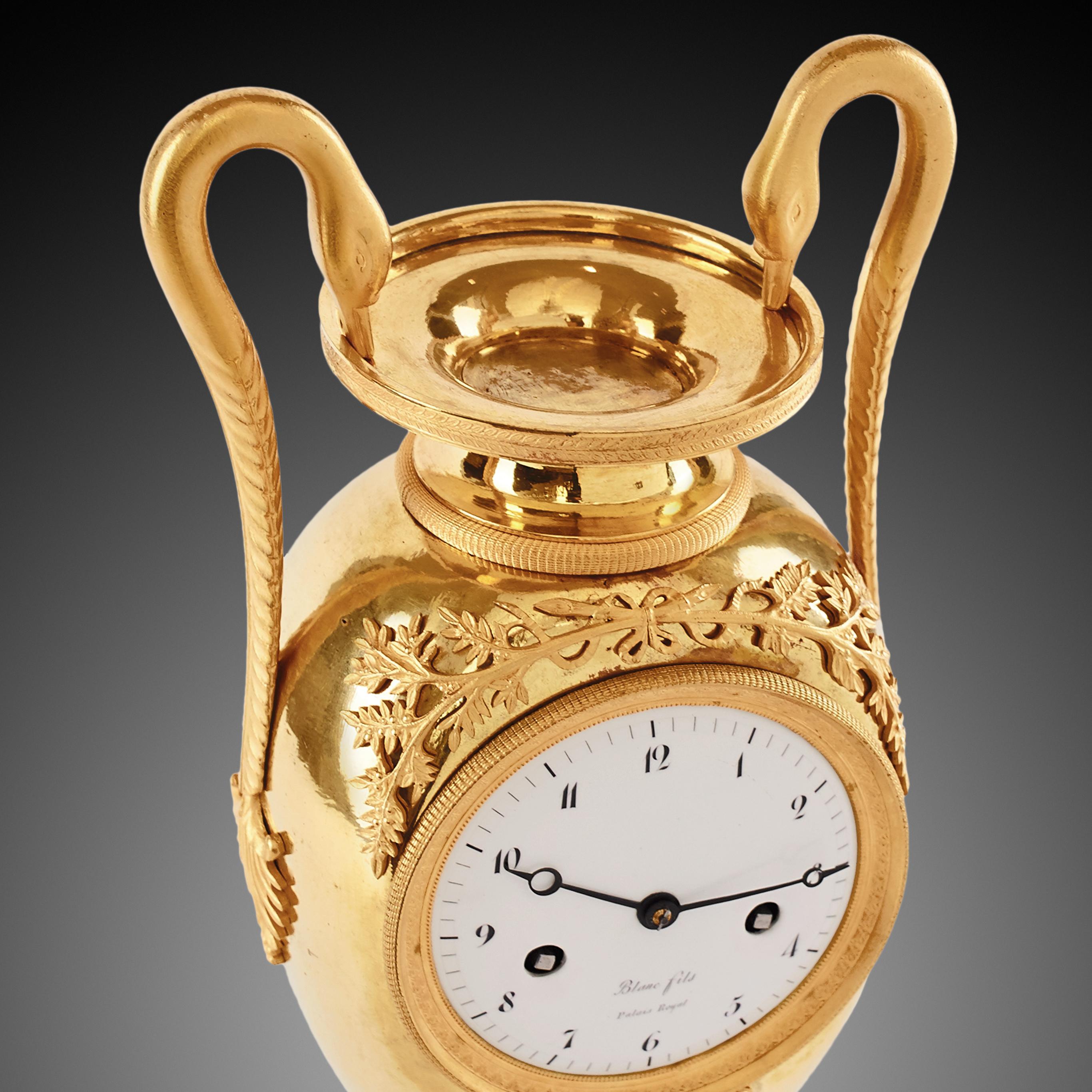 Vase-Uhr im Empire-Stil des 19. Jahrhunderts von Blanc Fils Palais Roya (Bronze) im Angebot