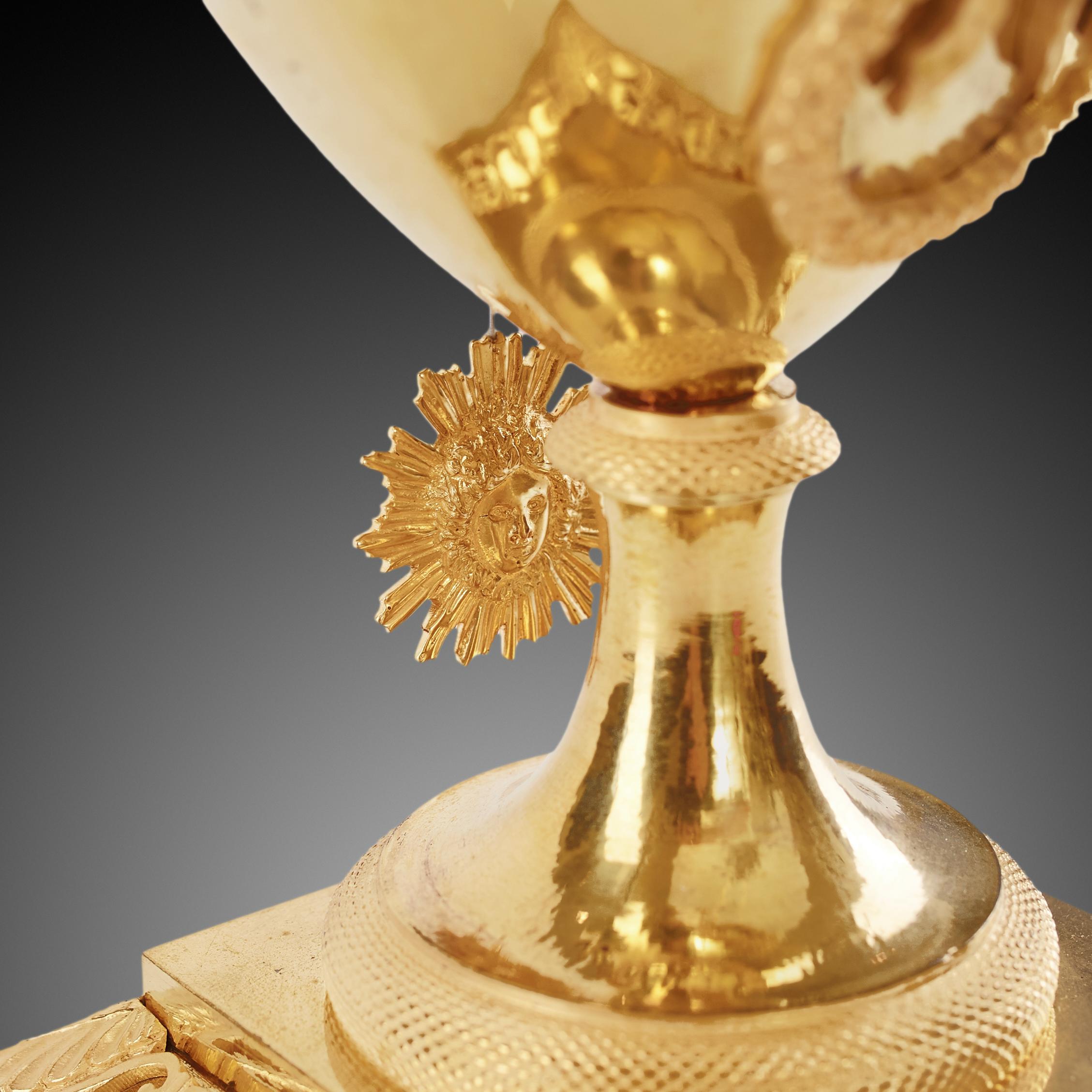 Bronze Horloge vase de style Empire du 19me sicle par Blanc Fils Palais Roya en vente
