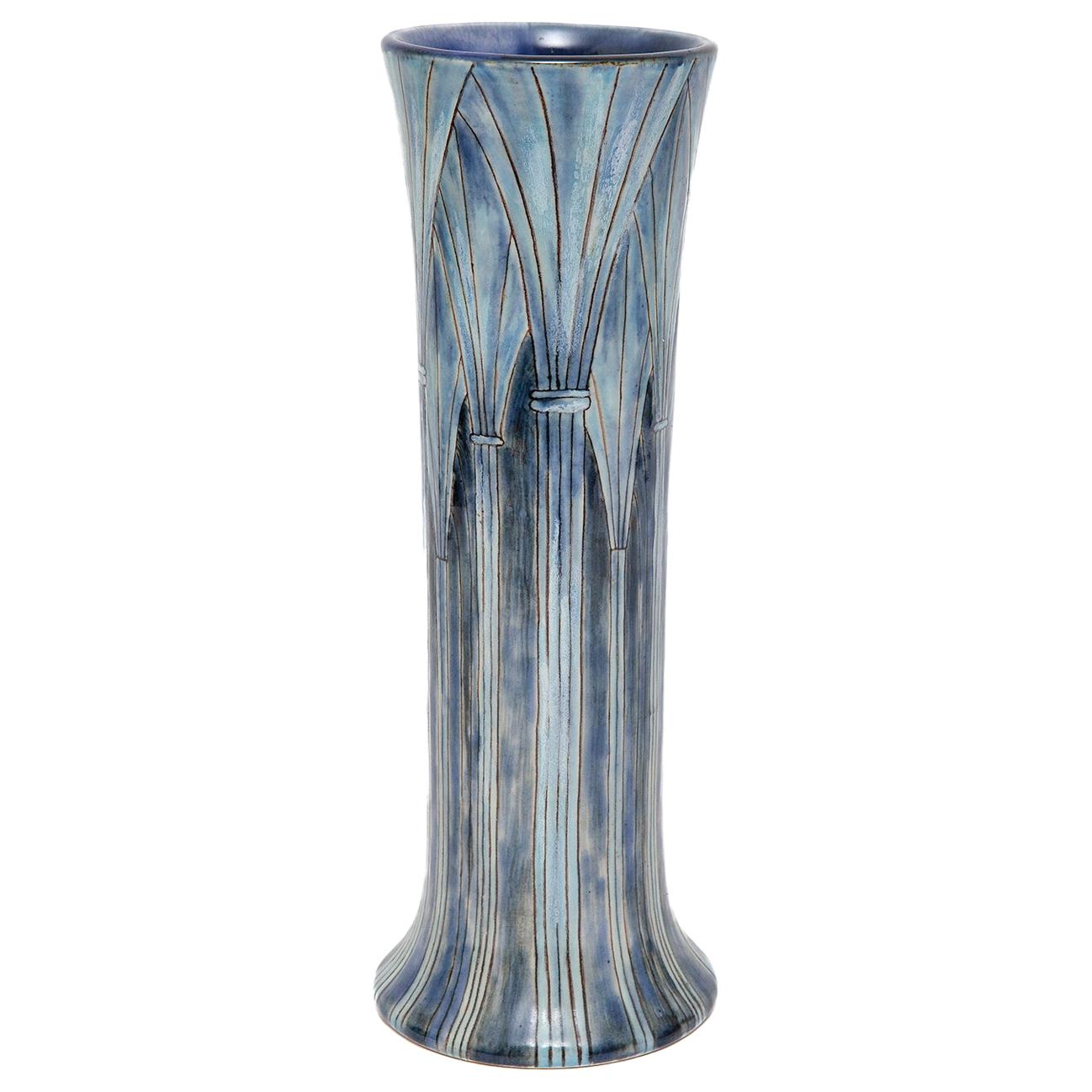 Vase en grès bleu cathédrale Cobridge par Samantha Johnson Architectural