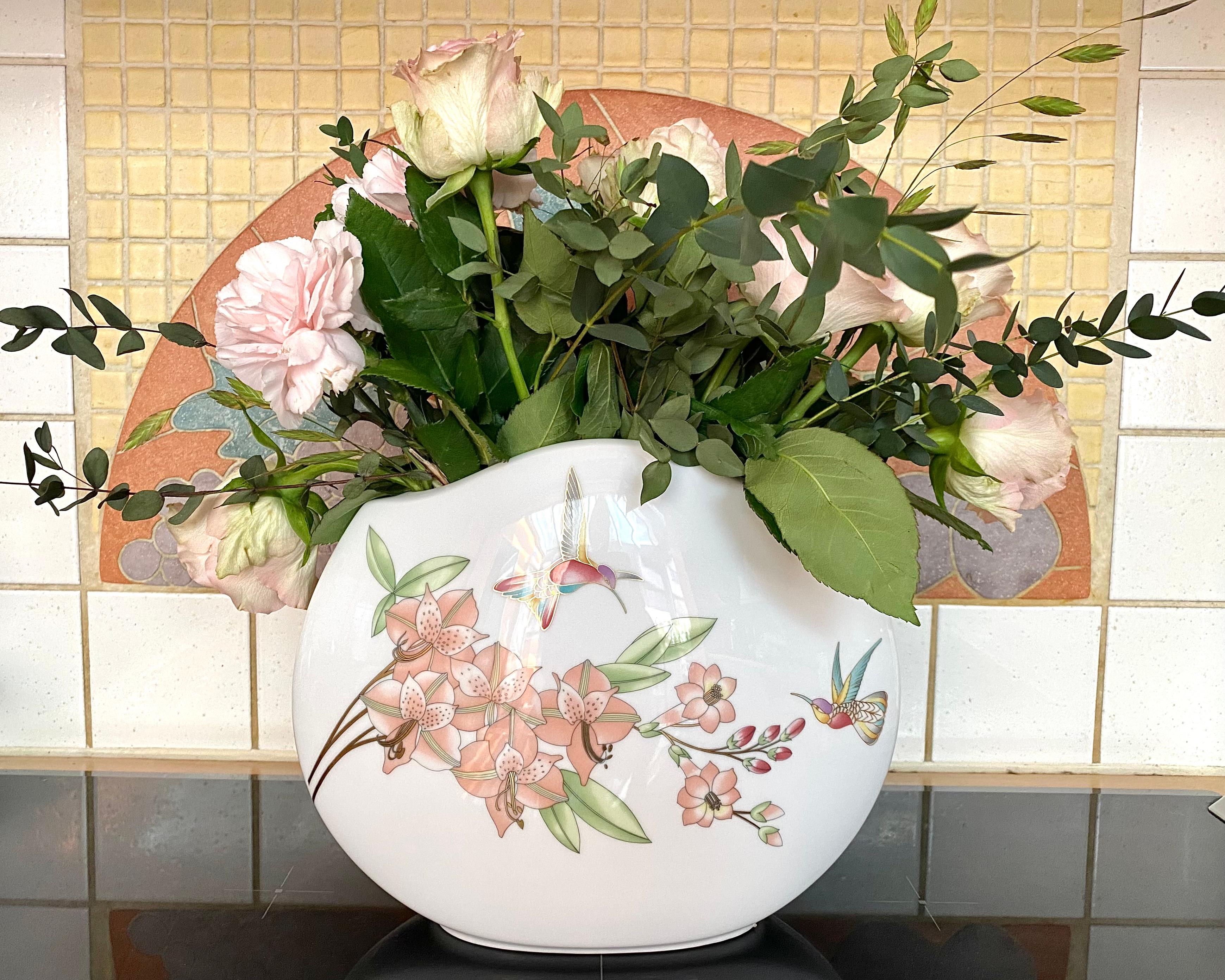 Vintage-Vase für Blumen von Hutschenreuther (Deutschland) & Leonard Paris (Frankreich) Colibri Serie, 1980er Jahre. 

Der Sockel ist aus Porzellan gefertigt. Handgefertigt und handbemalt: schöner Blumen- und Vogelstrauß.

Ungewöhnlich schöne Form
