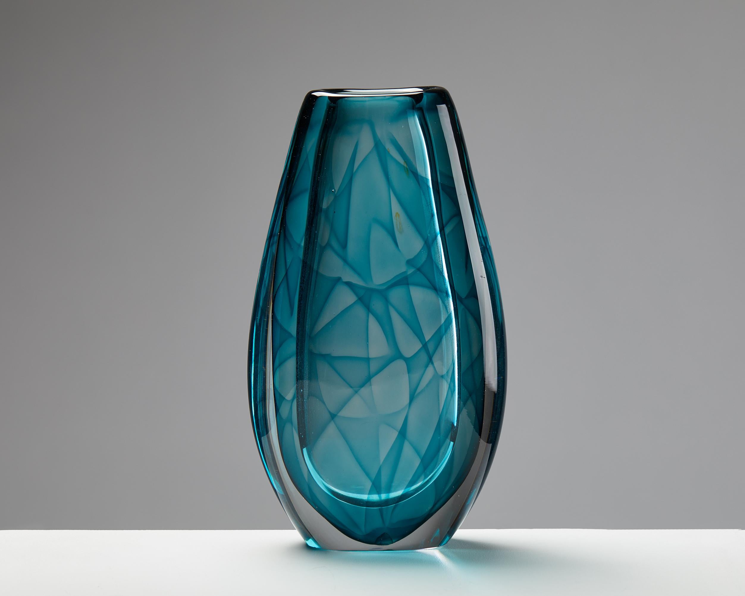 Vase ‘Colora’ designed by Vicke Lindstrand, for Kosta,
Sweden, 1950’s.

Glass.

Signed ‘LH 1674’.

Measurements:
H: 24.5 cm / 9 1/2