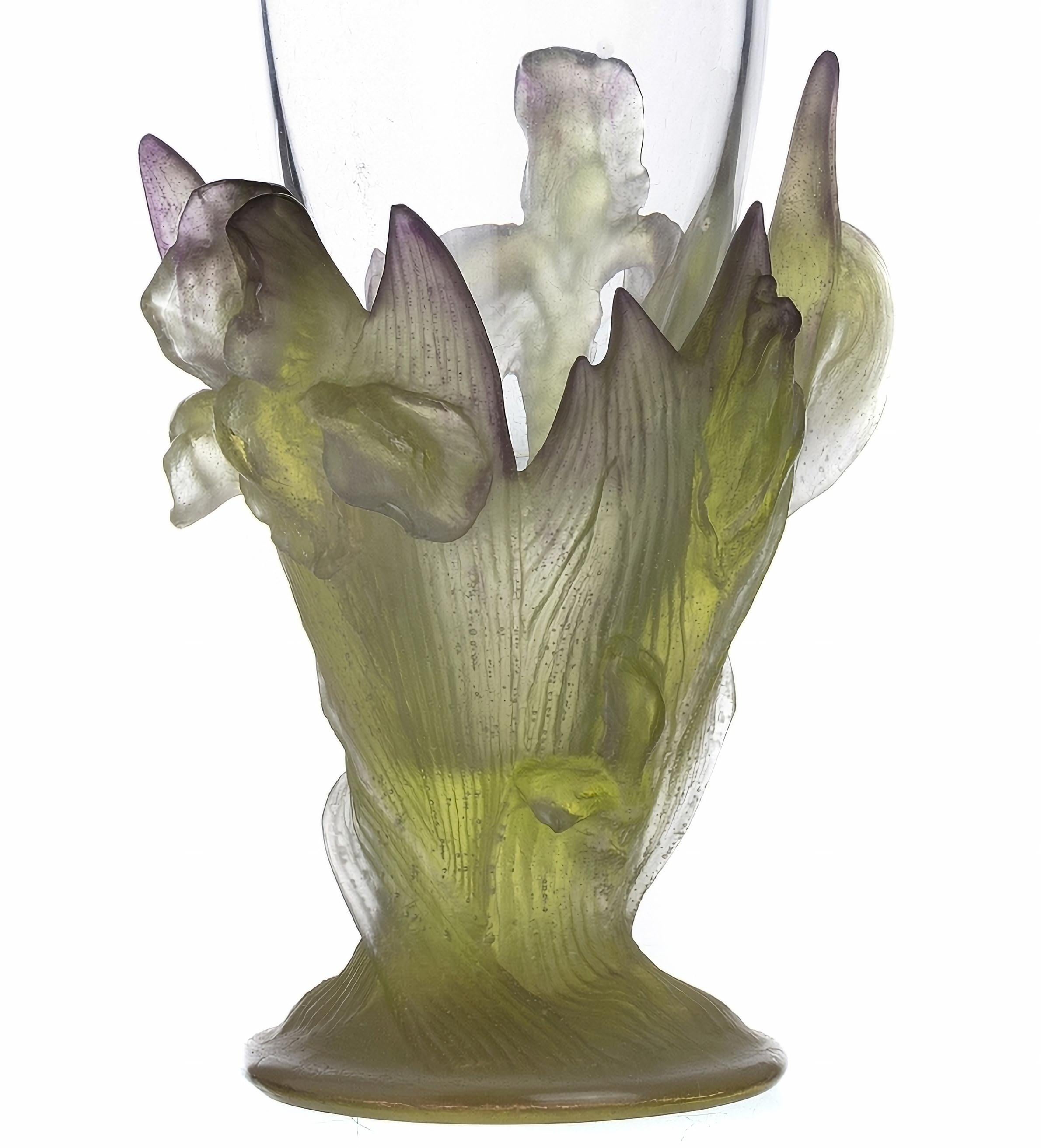 Français Vase Daum moulé et cristal en relief 20ème siècle en vente