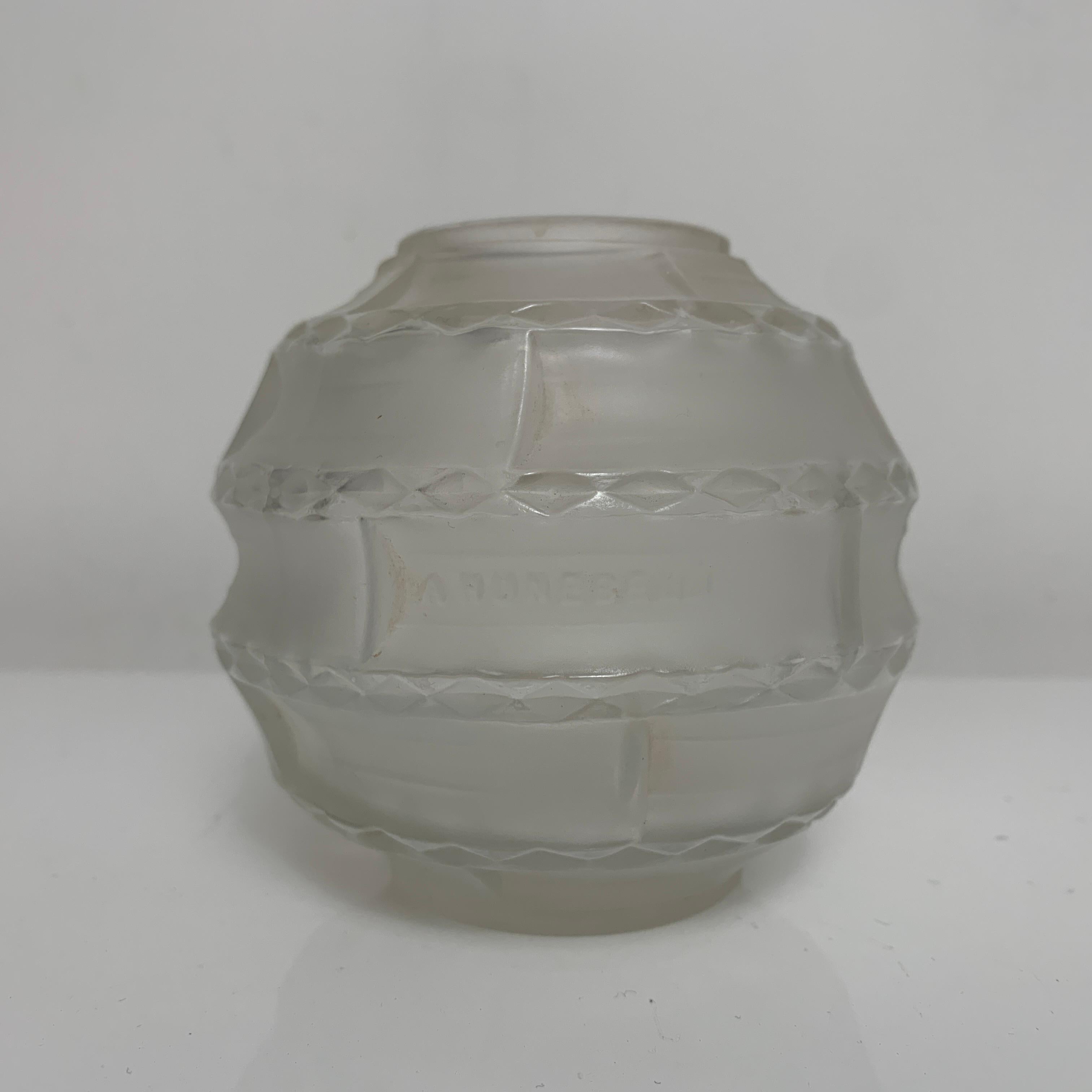 Description :
Petit vase boule de Andre Hunebelle modele « Losanges »

Dimensions : 
Diamètre 10 cms
Hauteur 9 cms

Etat : 
Bel Etat d’usage. Petite irregularité au col qui semble d’origine. Bien regarder les photos. 