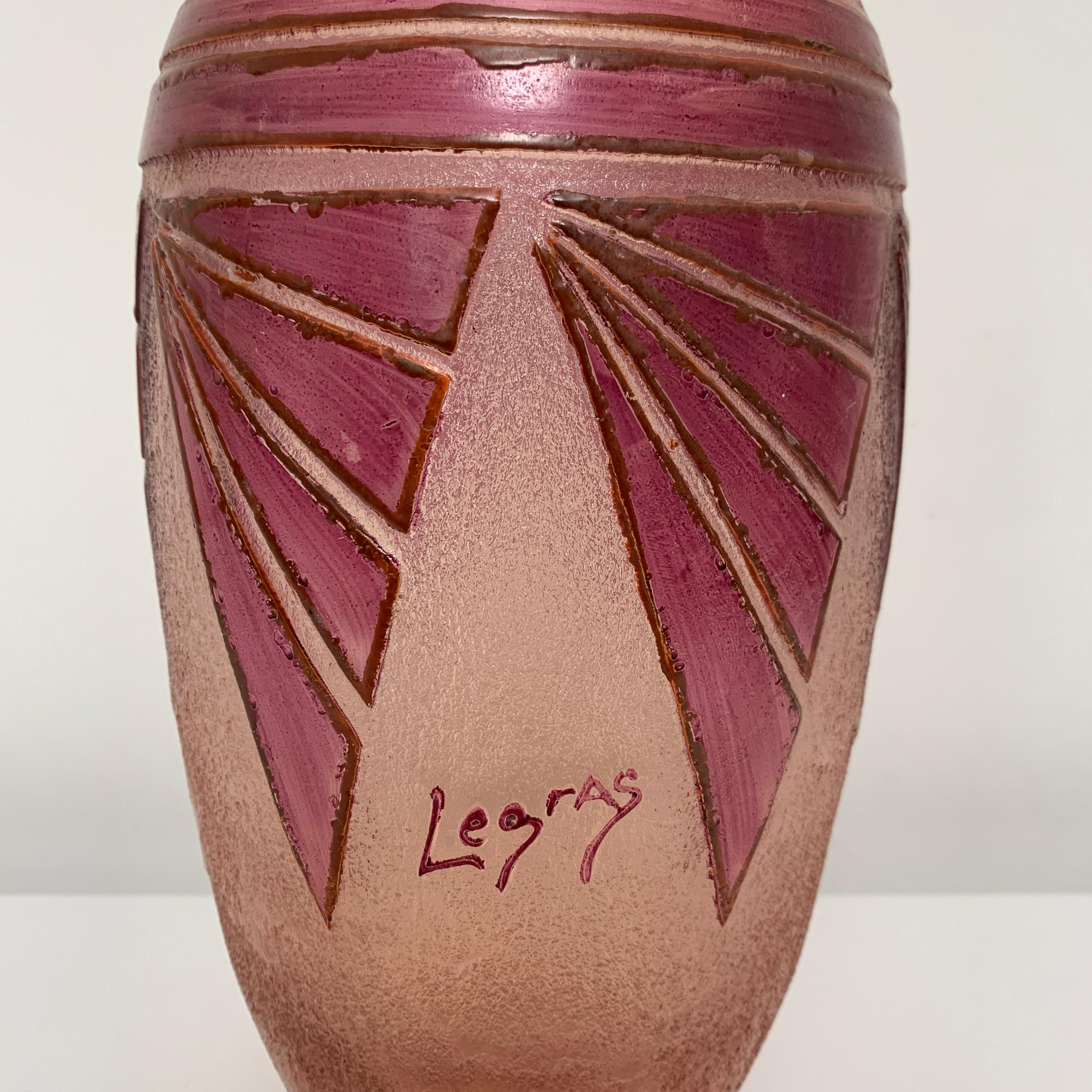 Vase de la manufacture de François-Théodore Legras. Décor peu vu de la période Art Déco de la manufacture (1914-1928). Le corps a été dégagé à l'acide pour faire apparaitre les motifs Art Déco rehaussé par un ajout de peinture émaillée.

Hauteur