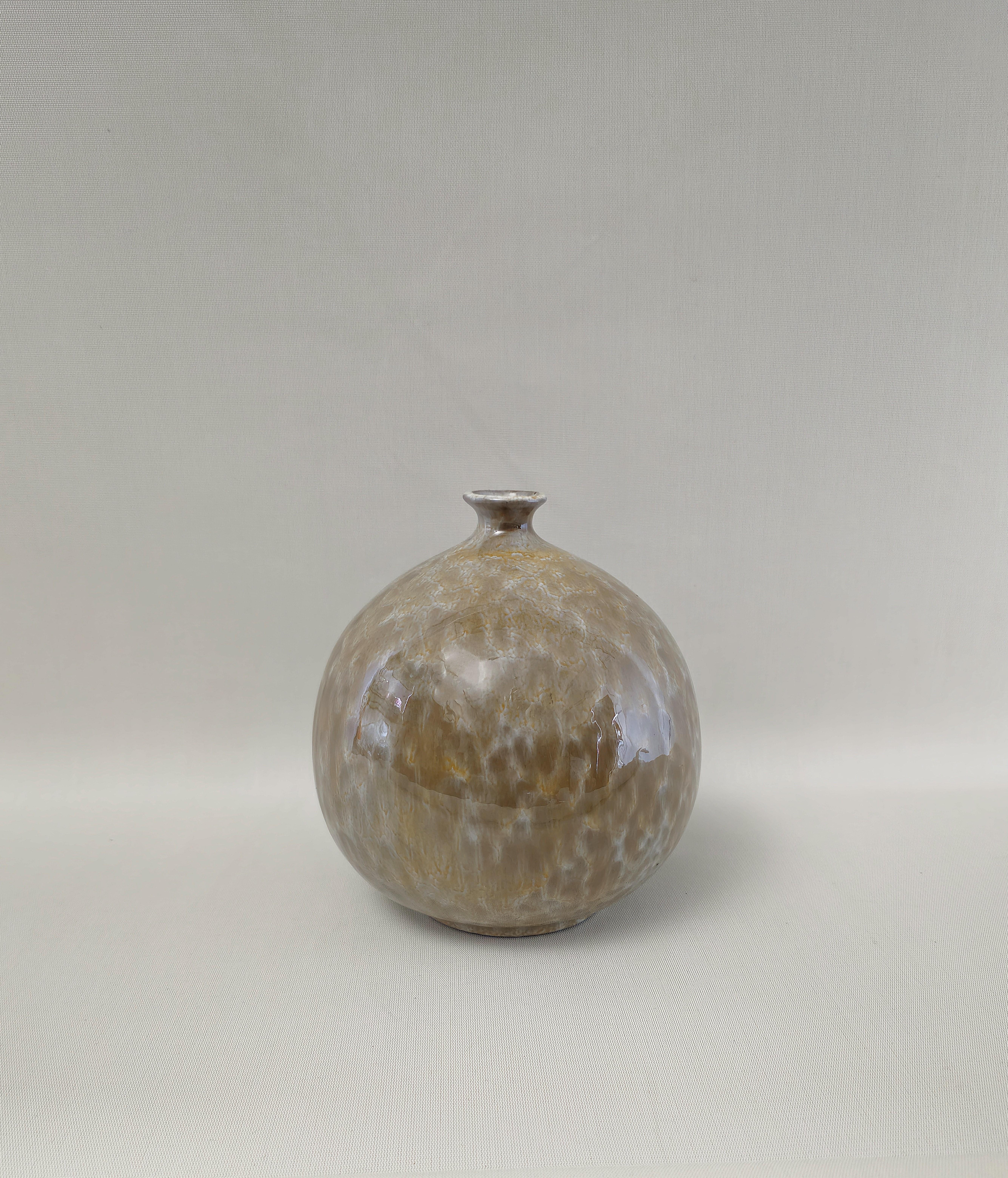 Ampoule/vase pot-bellied with short neck, made of enamelled ceramic in shades of honey and sand. Made in Italy in the 60s.



Note: We try to offer our customers an excellent service even in shipments all over the world, collaborating with one of