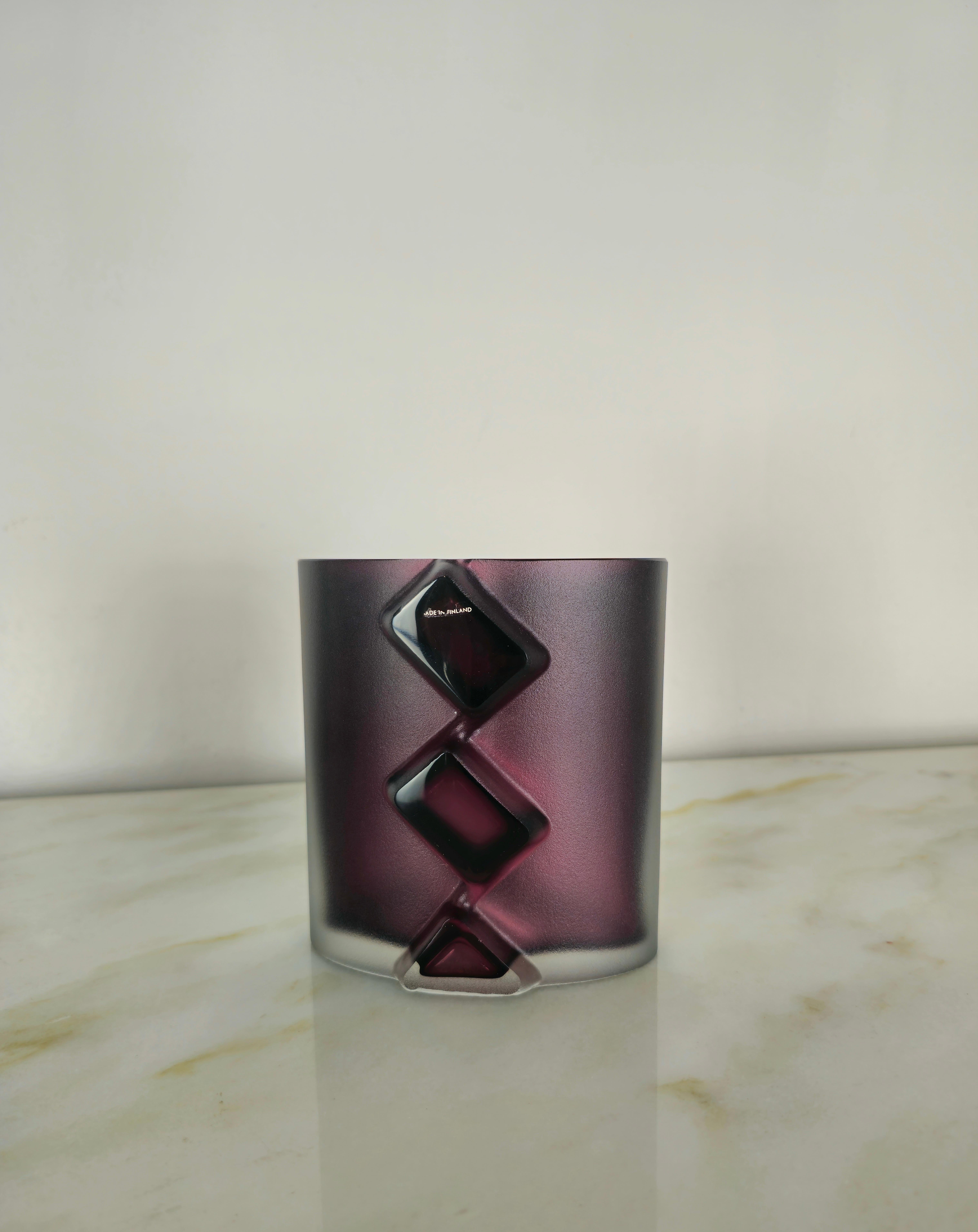 Rare vase/jar made of etched glass in shades of lilac with flattened cylindrical body and geometric decorations in relief. Made in Finland in the 1970s.


Note: We try to offer our customers an excellent service even in shipments all over the world,