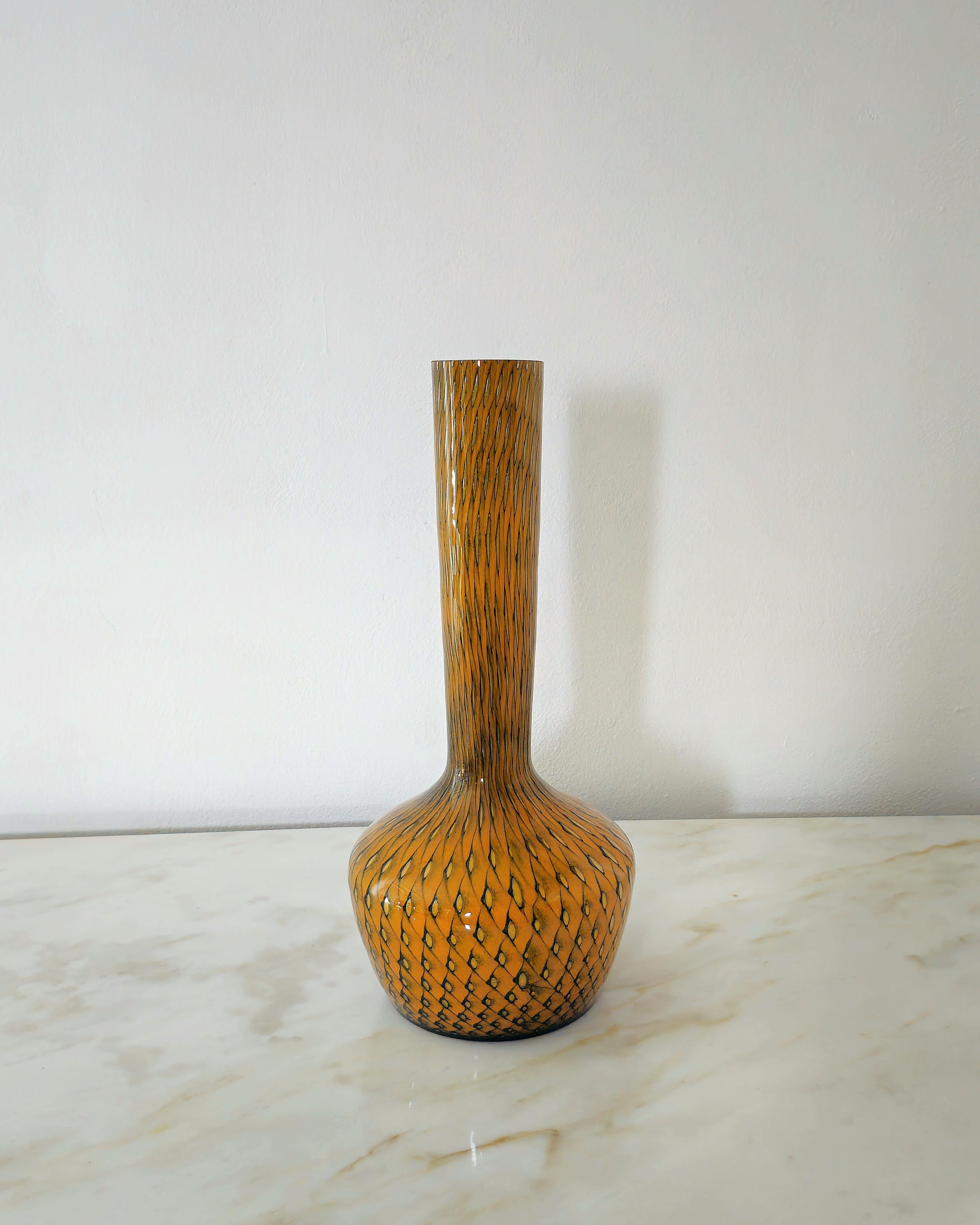 Vase with long neck in Murano glass decorated in shades of mustard with black copper plating. Made in Italy in the 70s.



Note: We try to offer our customers an excellent service even in shipments all over the world, collaborating with one of the