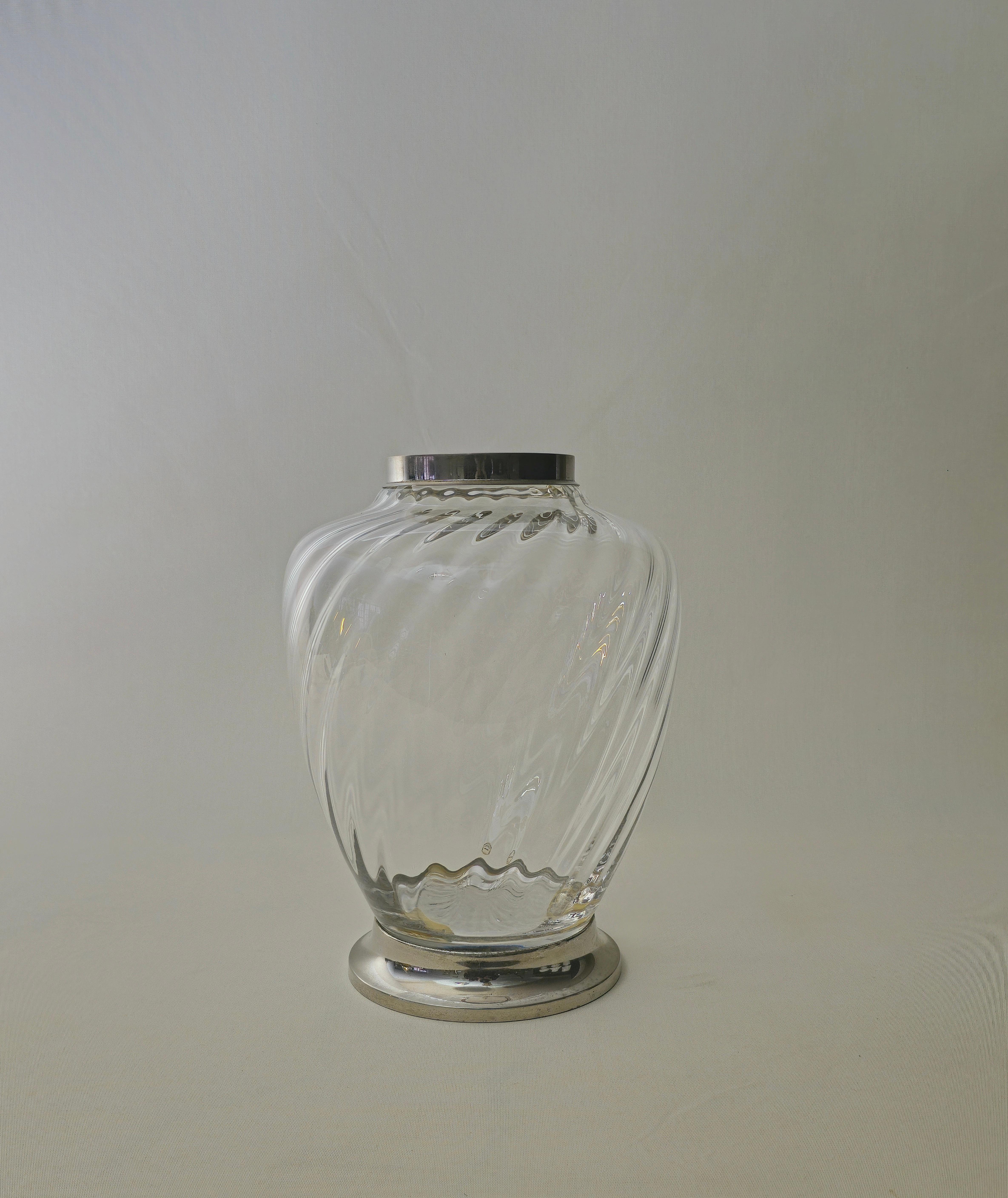 Grand vase en verre transparent de Murano avec motif en spirale et éléments en or blanc. L'Italie des années 50. Veuillez regarder attentivement la vidéo et les photos, merci.


Diamètre de la bouche : 11.5 cm.
Poids : 4,600 kg

NOTE : Nous offrons