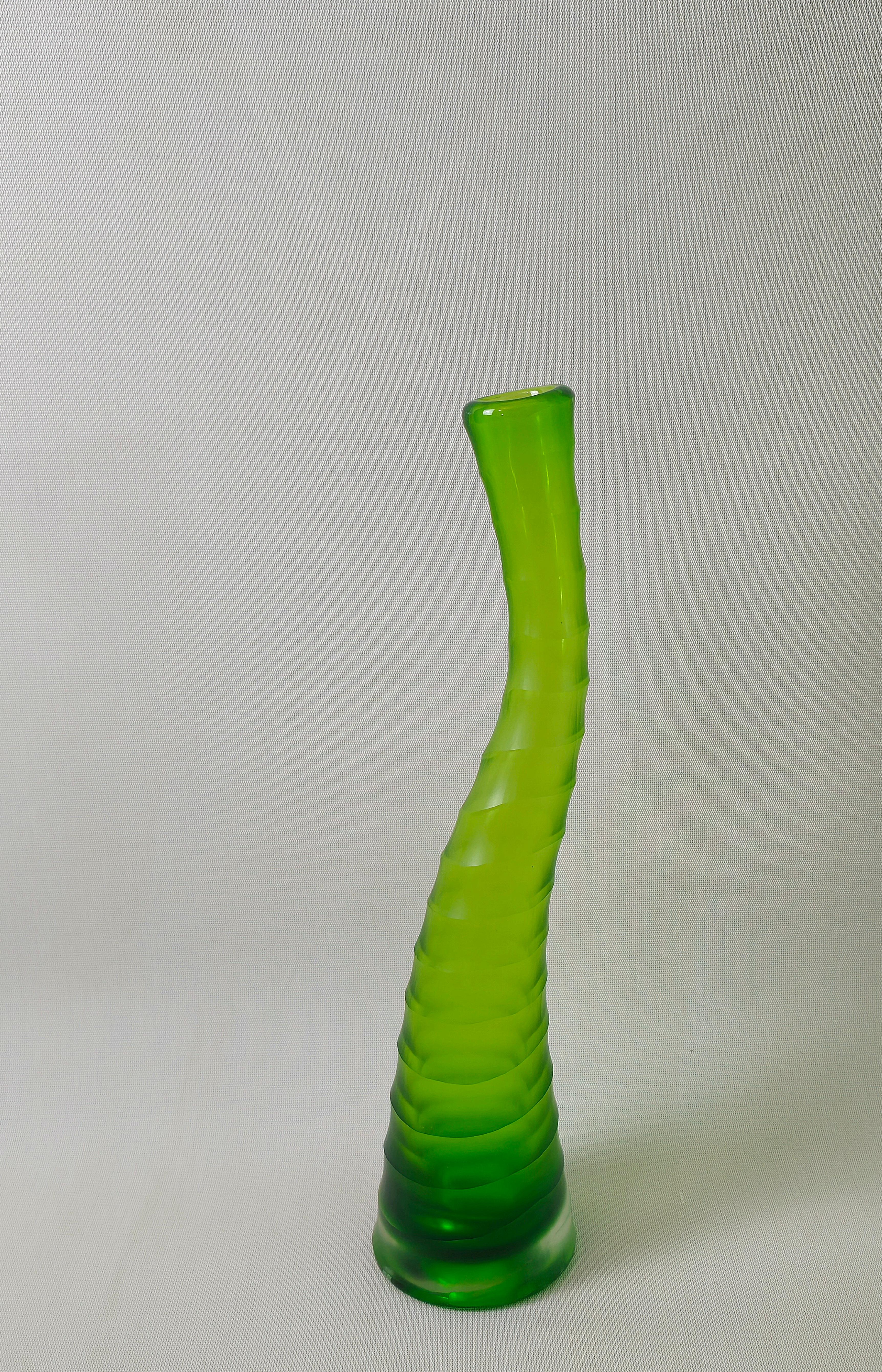 Vase inhabituel en verre opaque nervuré de Murano, dans la nuance du vert bouteille. Fabriqué en Italie dans les années 70. Veuillez regarder attentivement la vidéo et les photos, merci.

Diamètre de la bouche : 3.5 cm. 
Poids : 0,750 kg

NOTE :