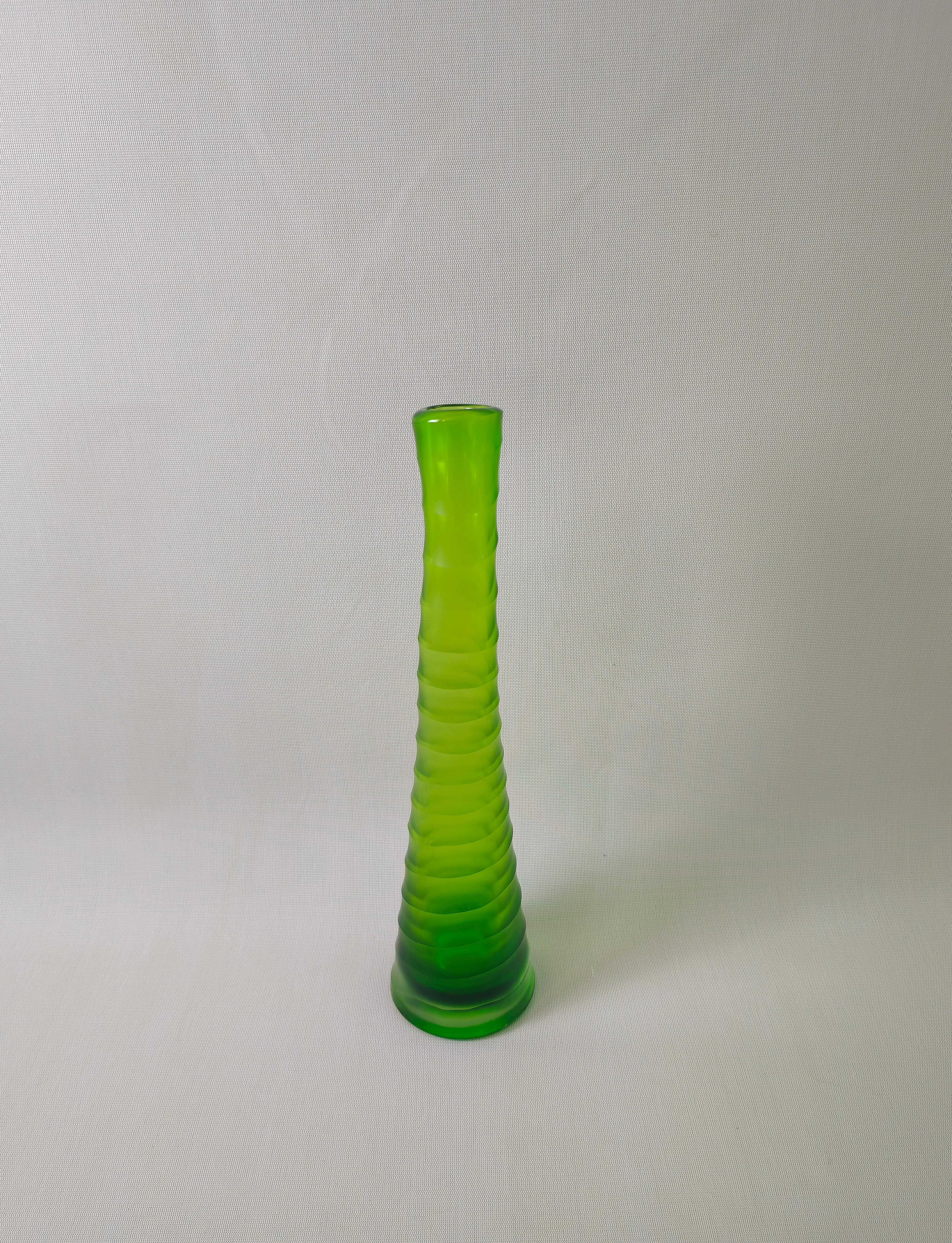 Vase décoratif en verre de Murano vert mi-siècle moderne design italien des années 70 en vente 2