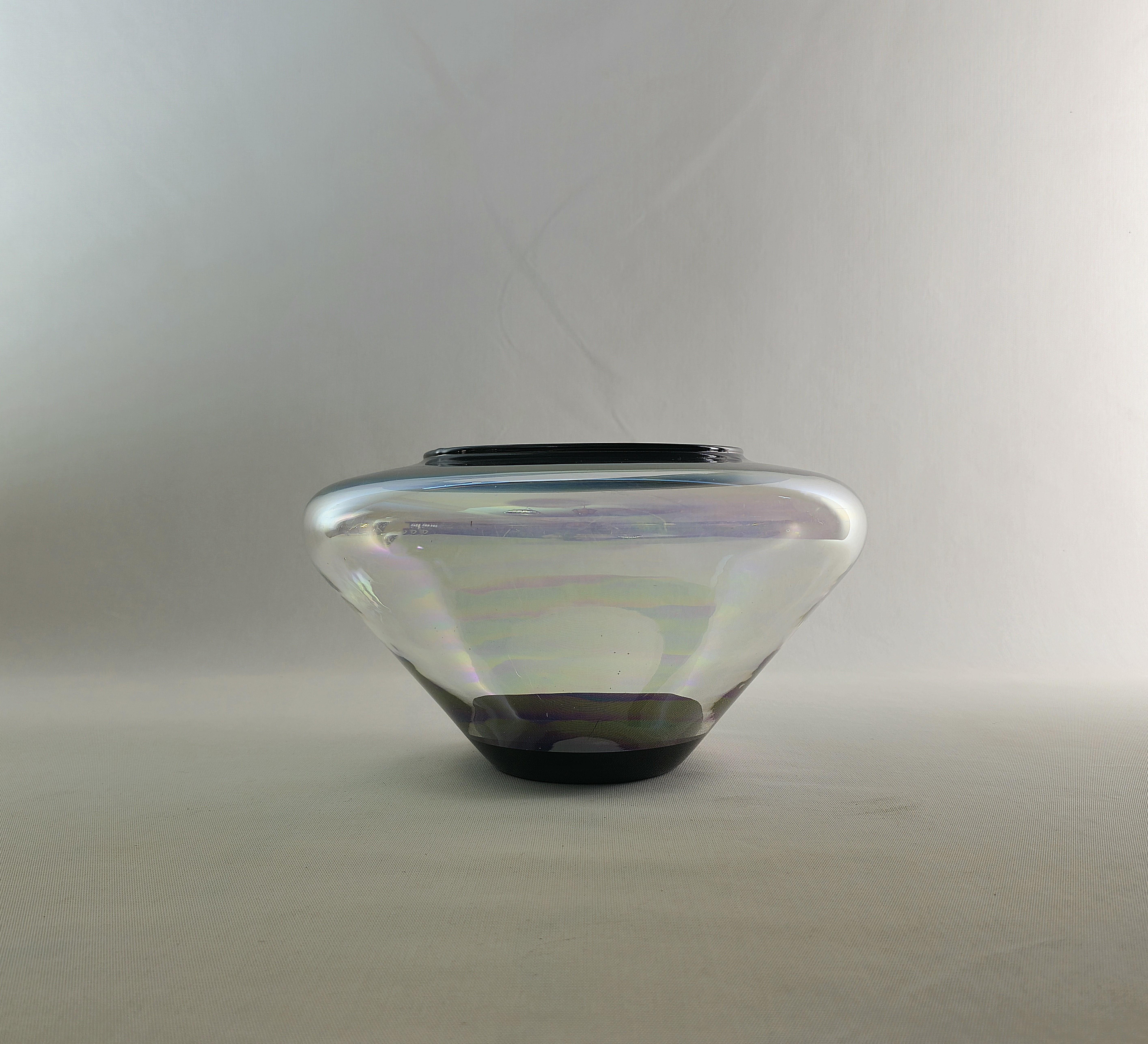 Vase hémisphérique inhabituel en verre de Murano opalescent transparent à effet multicolore avec base et embouchure émaillées en noir. L'Italie des années 60.


Note : Nous essayons d'offrir à nos clients un excellent service, même pour les envois