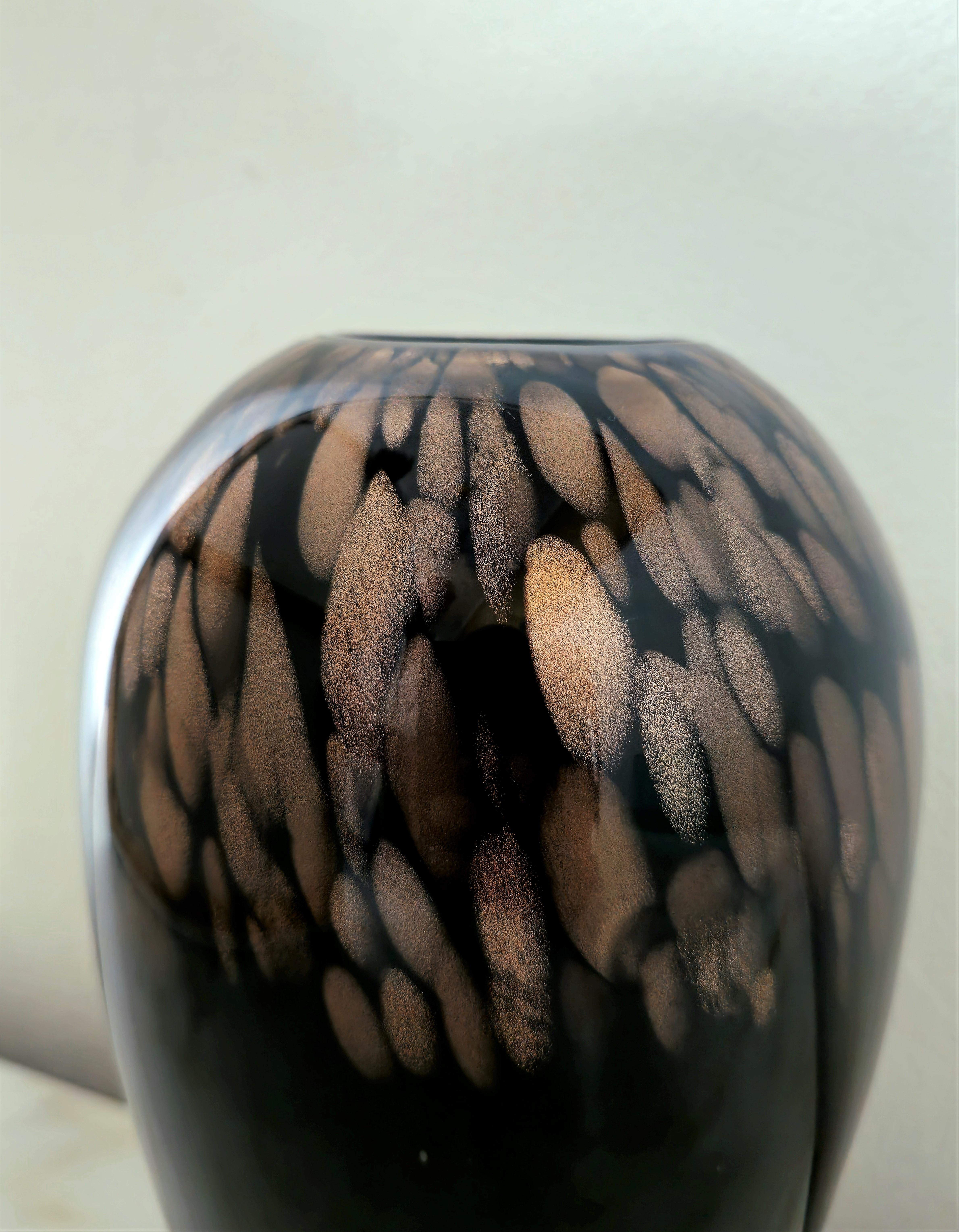 Vase/decorative object attributed to Vincenzo Nason made of black aventurine blown Murano glass with oval body and flat mouth. Made in Murano in the 60s.


Note: We try to offer our customers an excellent service even in shipments all over the