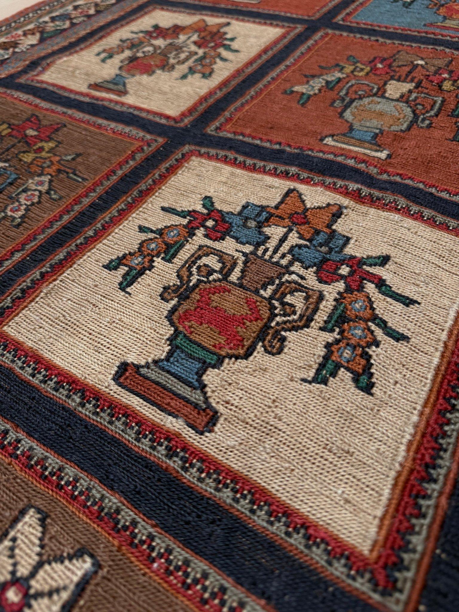 Dieser auffällige, handgefertigte armenische Soumak-Teppich weist das klassische Vasenmuster auf, das in einem verspielten Raster aus farbenprächtigen Quadraten - verbranntes Siena, Moosgrün, Denimblau, Senf und Elfenbein - dargestellt ist, von