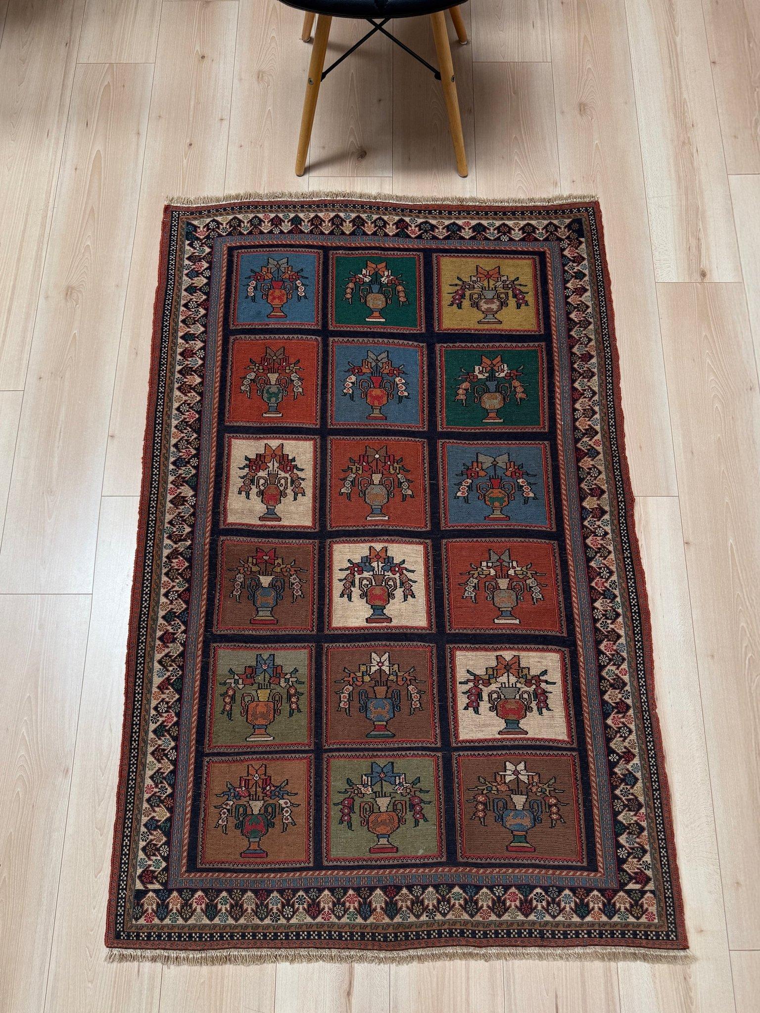 Vase Design Armenisch Soumak - • Vintage Kaukasischer Teppich / Wandbehang (Böhmisch) im Angebot