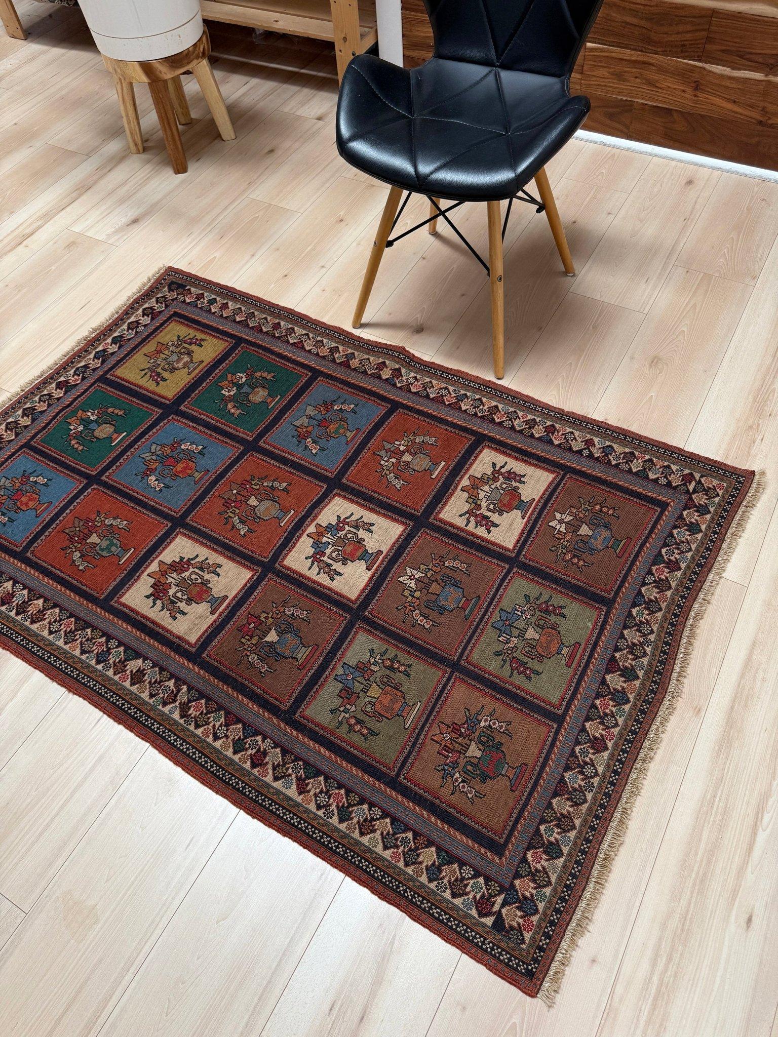 Vase Design Armenisch Soumak - • Vintage Kaukasischer Teppich / Wandbehang (Mitte des 20. Jahrhunderts) im Angebot