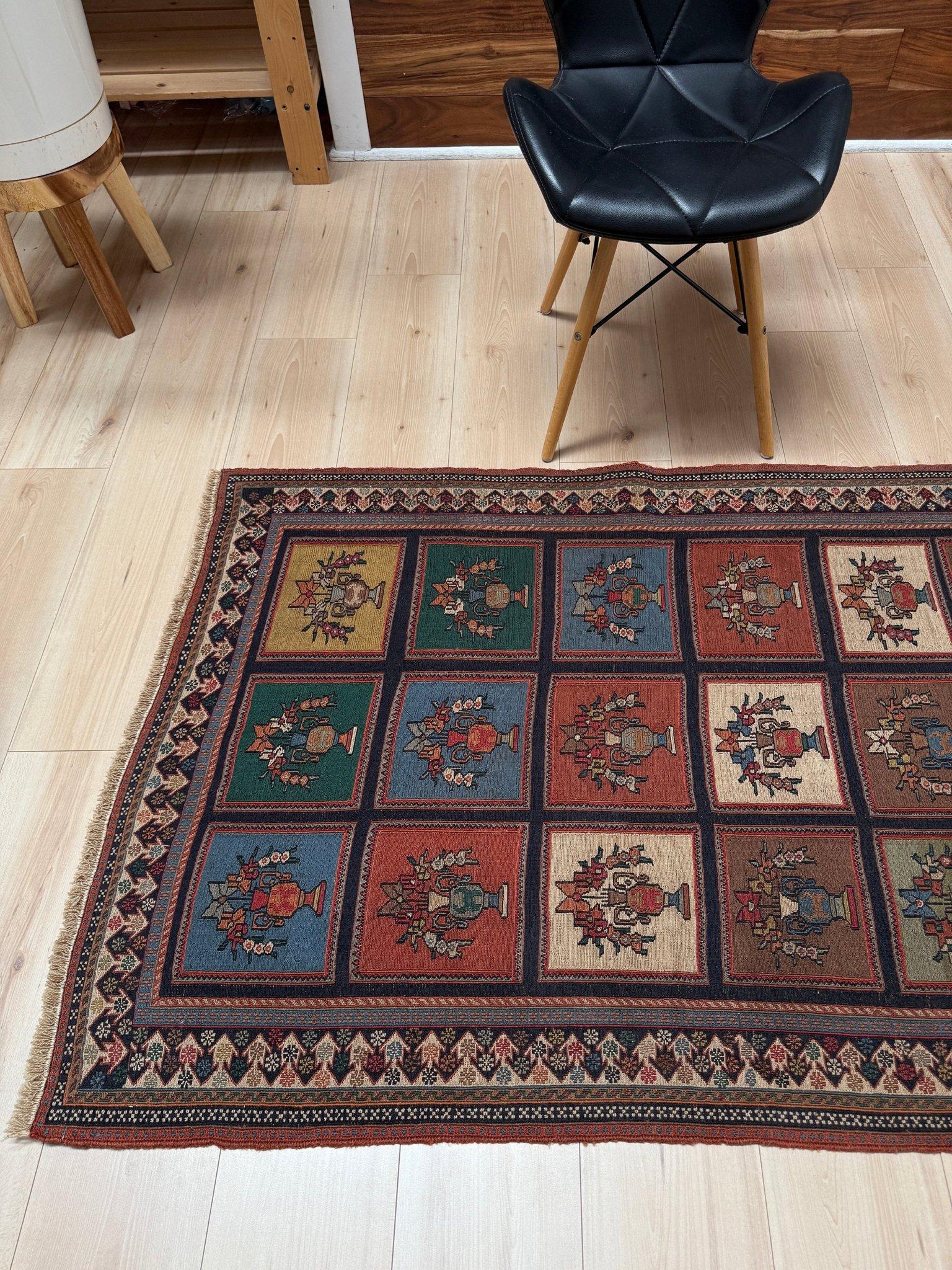 Vase Design Armenisch Soumak - • Vintage Kaukasischer Teppich / Wandbehang (Wolle) im Angebot