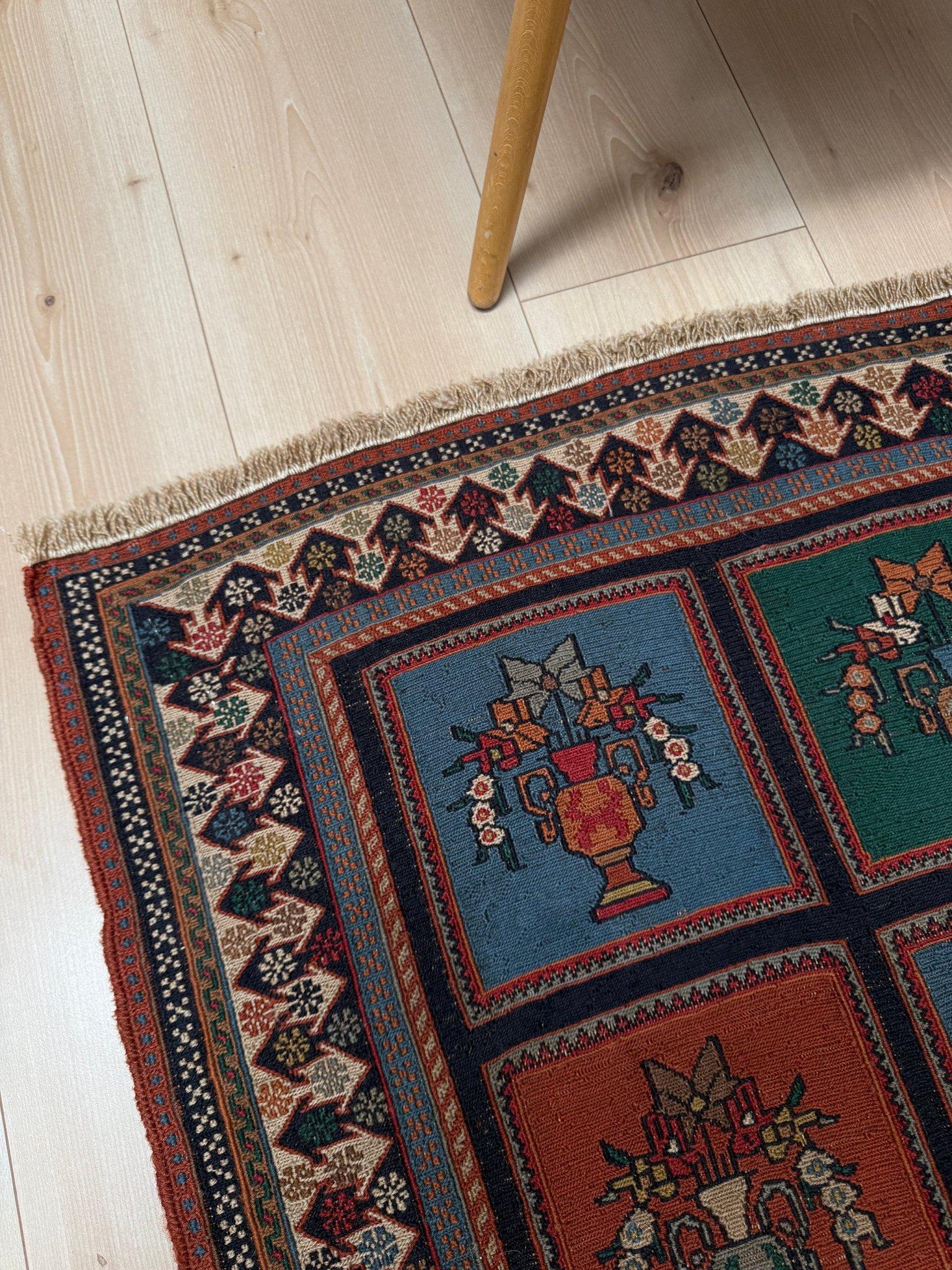 Vase Design Armenisch Soumak - • Vintage Kaukasischer Teppich / Wandbehang im Angebot 1