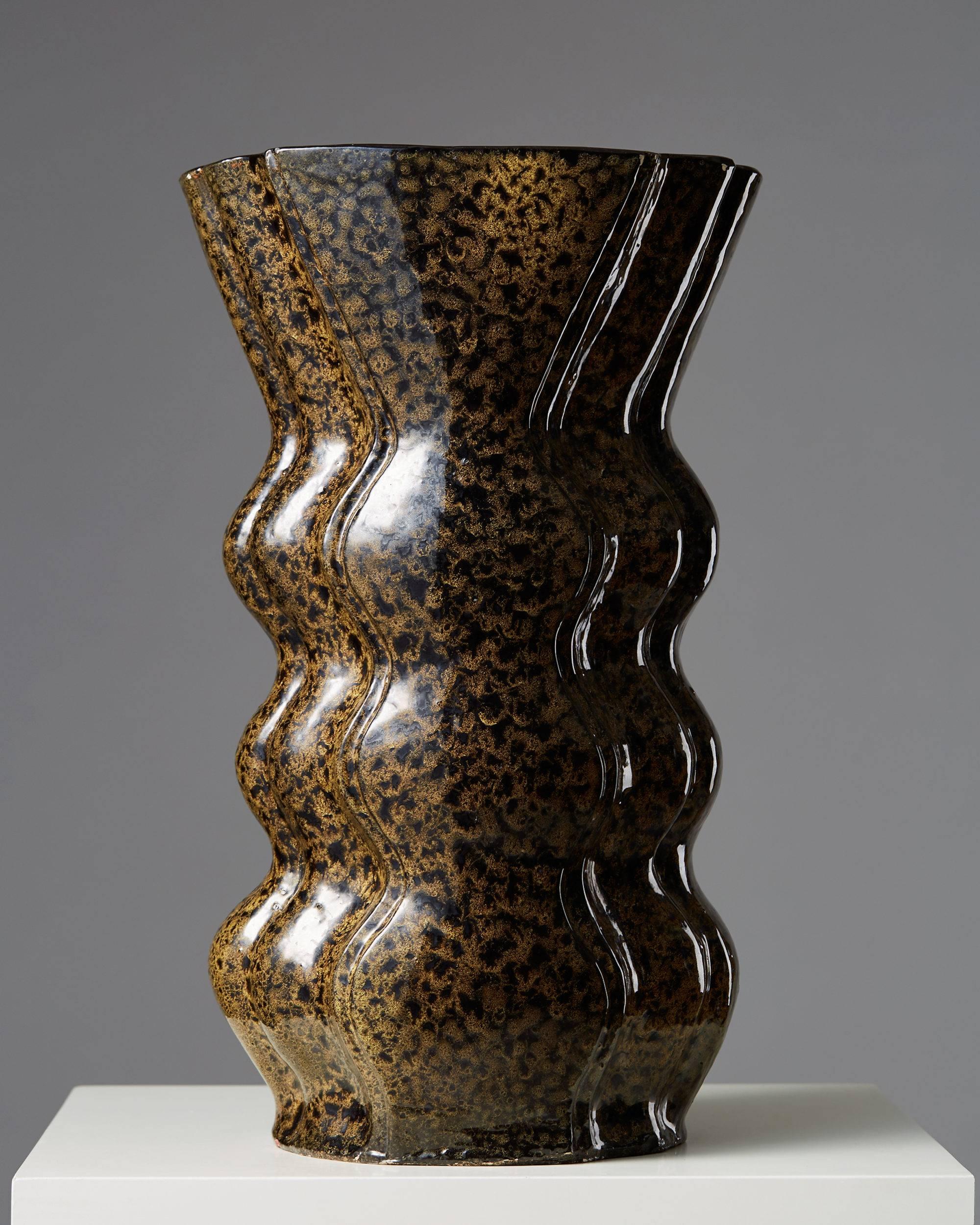 Vase designed by Allan Ebeling,
Sweden, 1940s.

Measures: H 40 cm/ 15 3/4