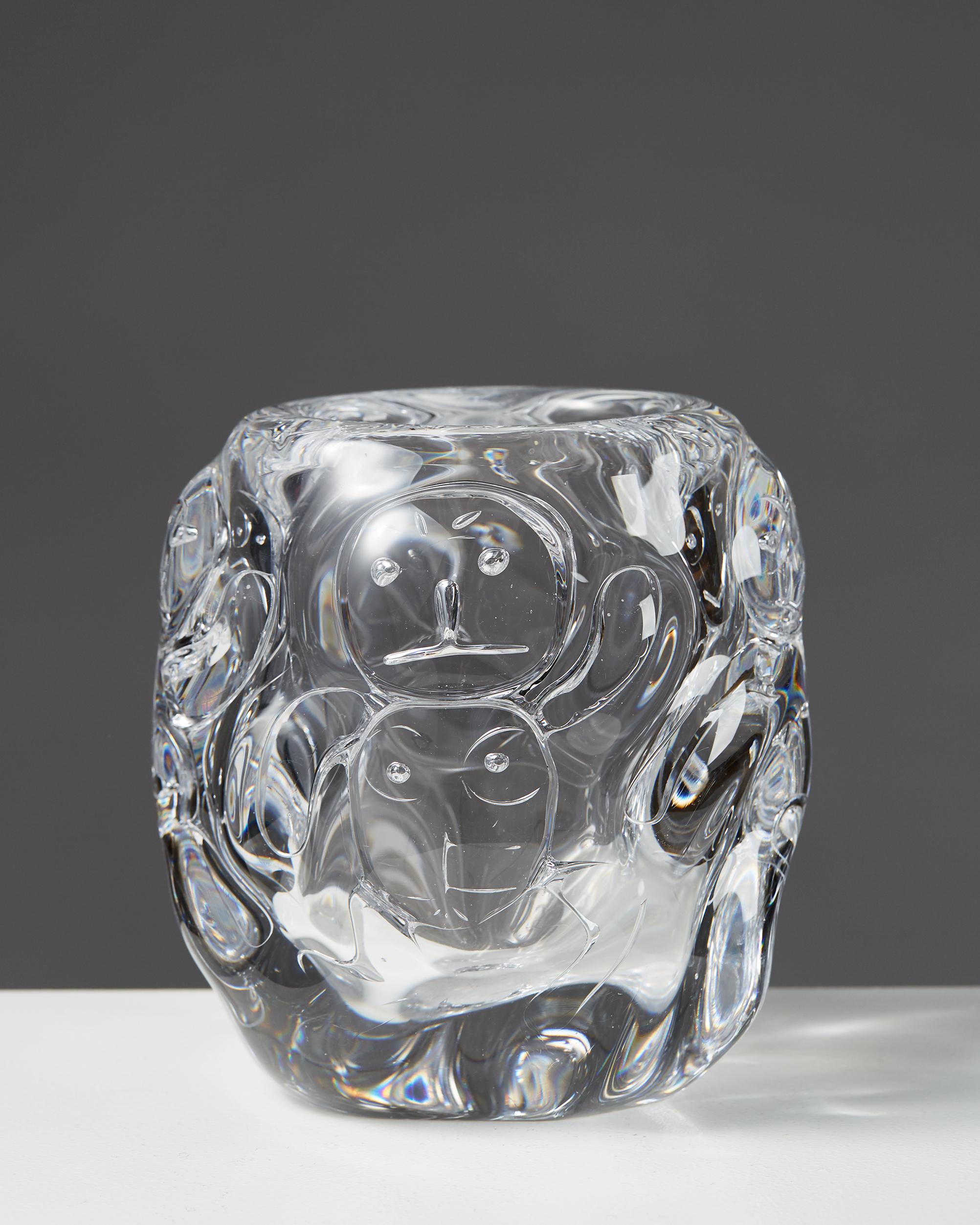 Vase entworfen von Bengt Edenfalk,
Schweden. 1960.

Glas.

Einzigartig. Talatta-Technik.

Abmessungen: 
H: 17 cm/ 6 3/4''
T: 16 cm/ 6 1/4''