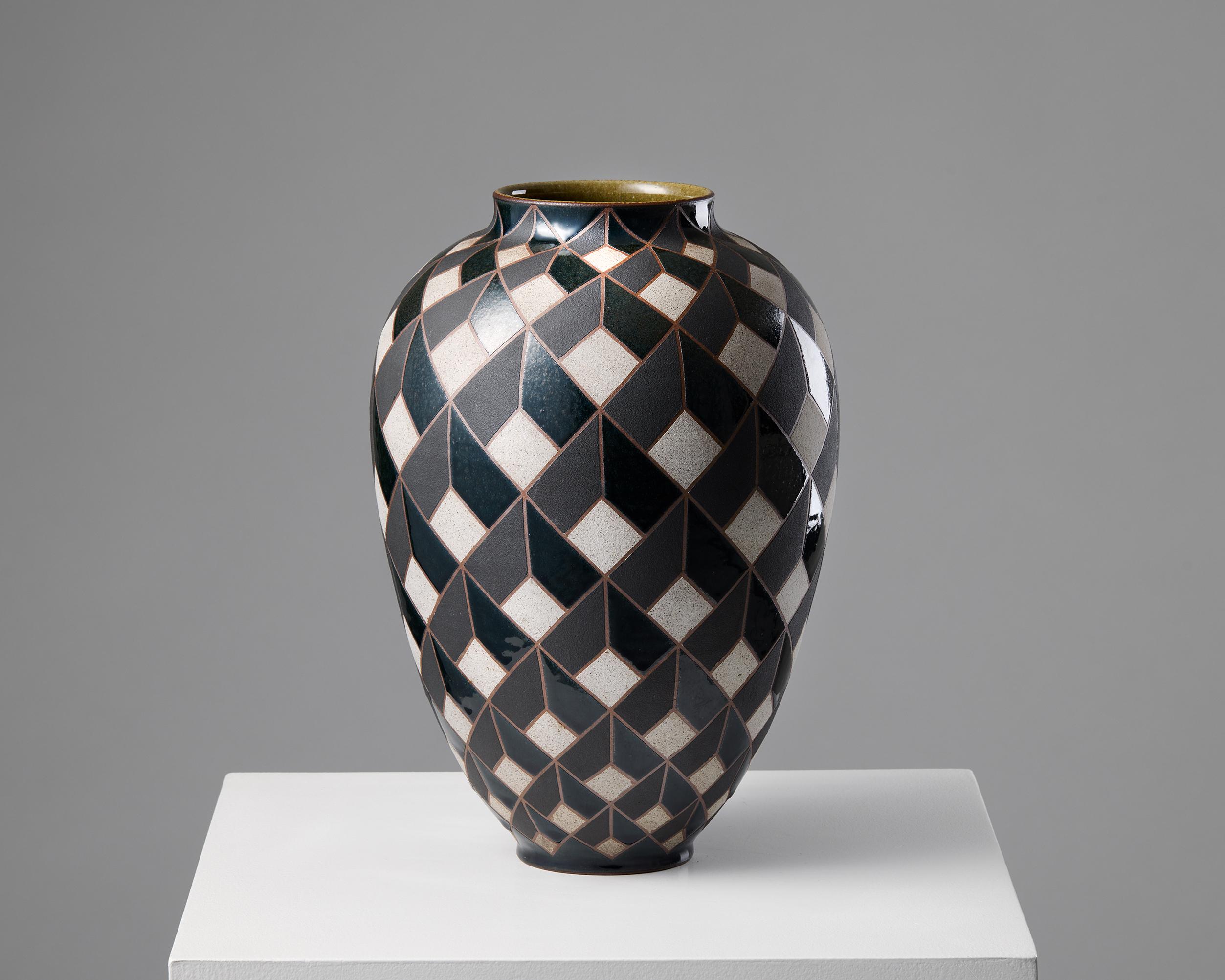 Depuis plus de trente ans, Bente Brosbøl Hansen crée des céramiques fonctionnelles et artistiques en porcelaine et en grès dans son atelier près de Söderåsen. Qu'il s'agisse de petites ou de grandes pièces, tout ce qu'elle fabrique est tourné à la