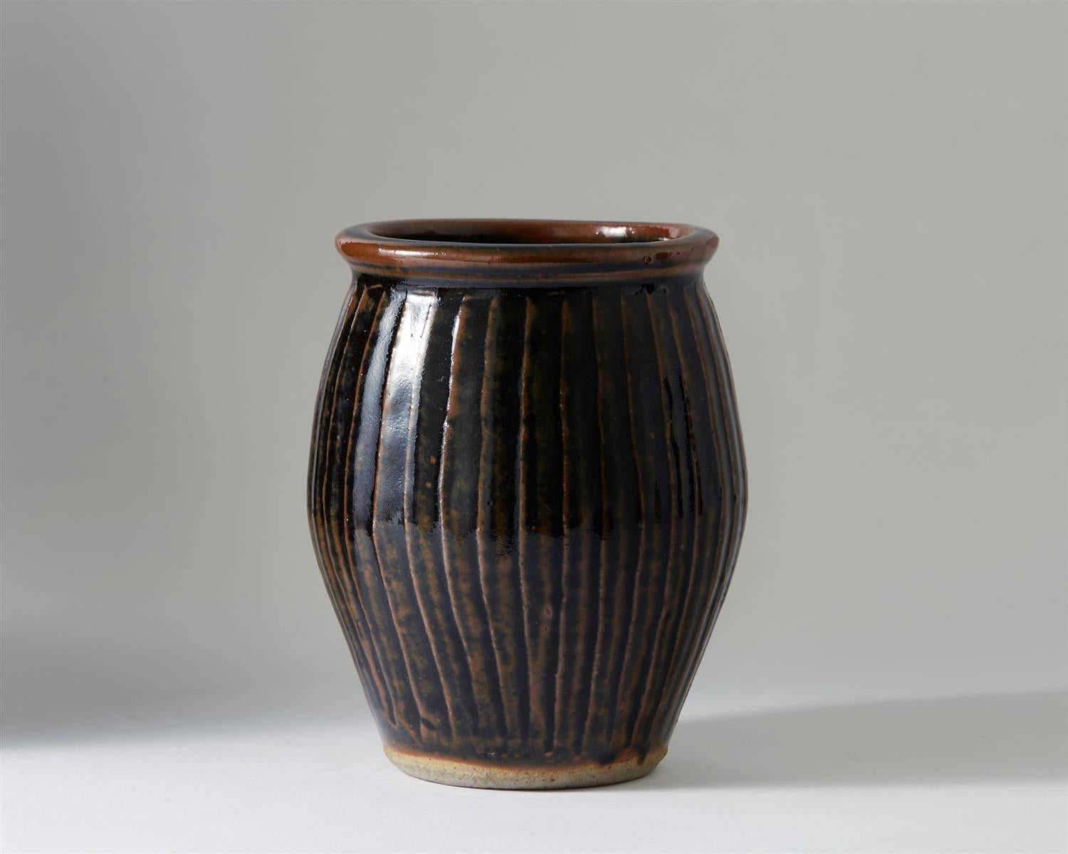 Vase designed by Bernard Leach for St Ives Pottery, 
England, 1950s.

Stoneware.

Measure: H 14 cm/ 5 1/2