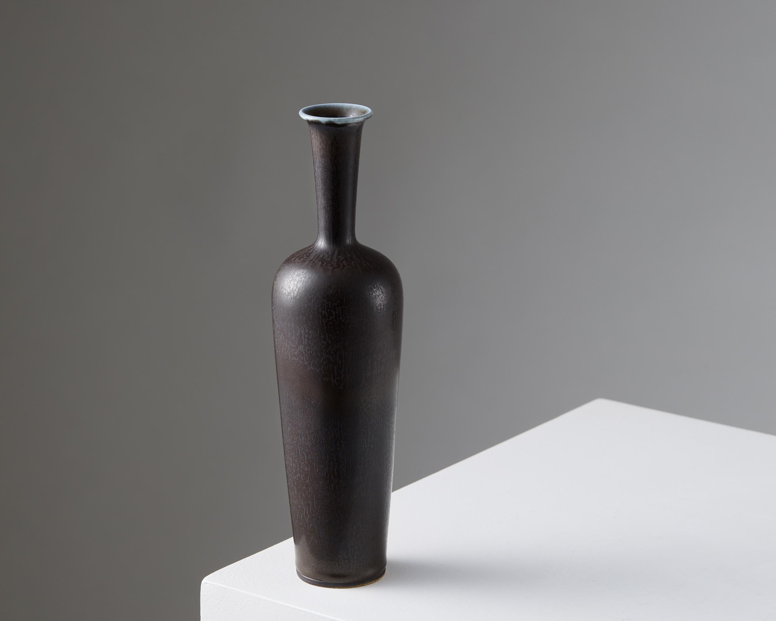 Questo unico ed elegante vaso in gres disegnato da Berndt Friberg per Gustavsberg, Svezia, anni '60. Questo raffinato pezzo esemplifica la maestria di Friberg in fatto di forme, smalti e proporzioni: presenta una silhouette sottile e allungata con