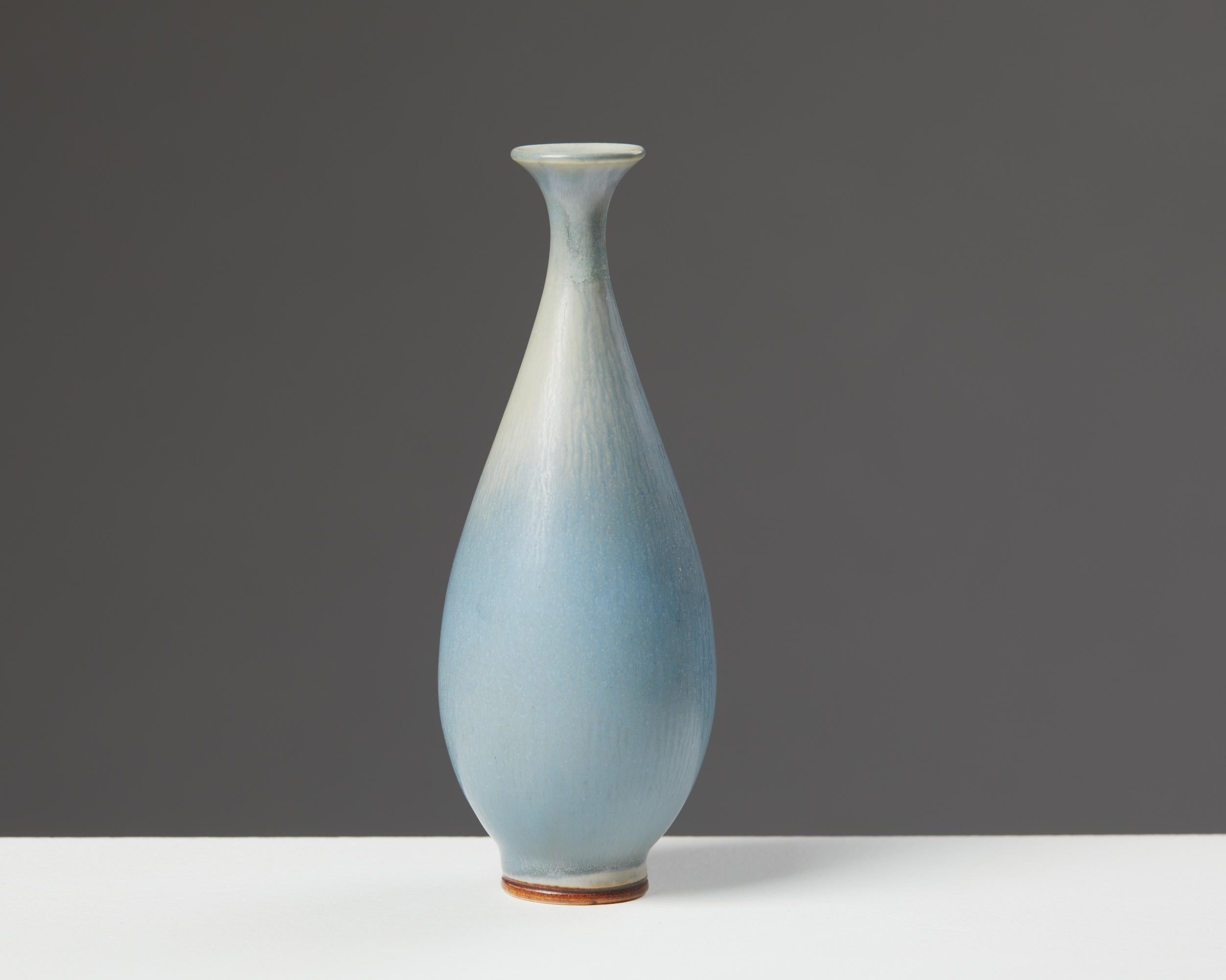 Vase designed by Berndt Friberg for Gustavsberg,
Sweden, 1950’s.
Signed.

Measures: H: 14 cm / 5 1/2