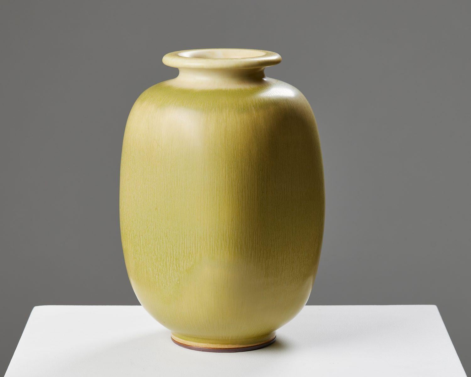 Vase, entworfen von Berndt Friberg für Gustavsberg, 
Schweden. 1950s.

Steingut.

Unterschrieben.

Abmessungen:
H: 25,5 cm /10