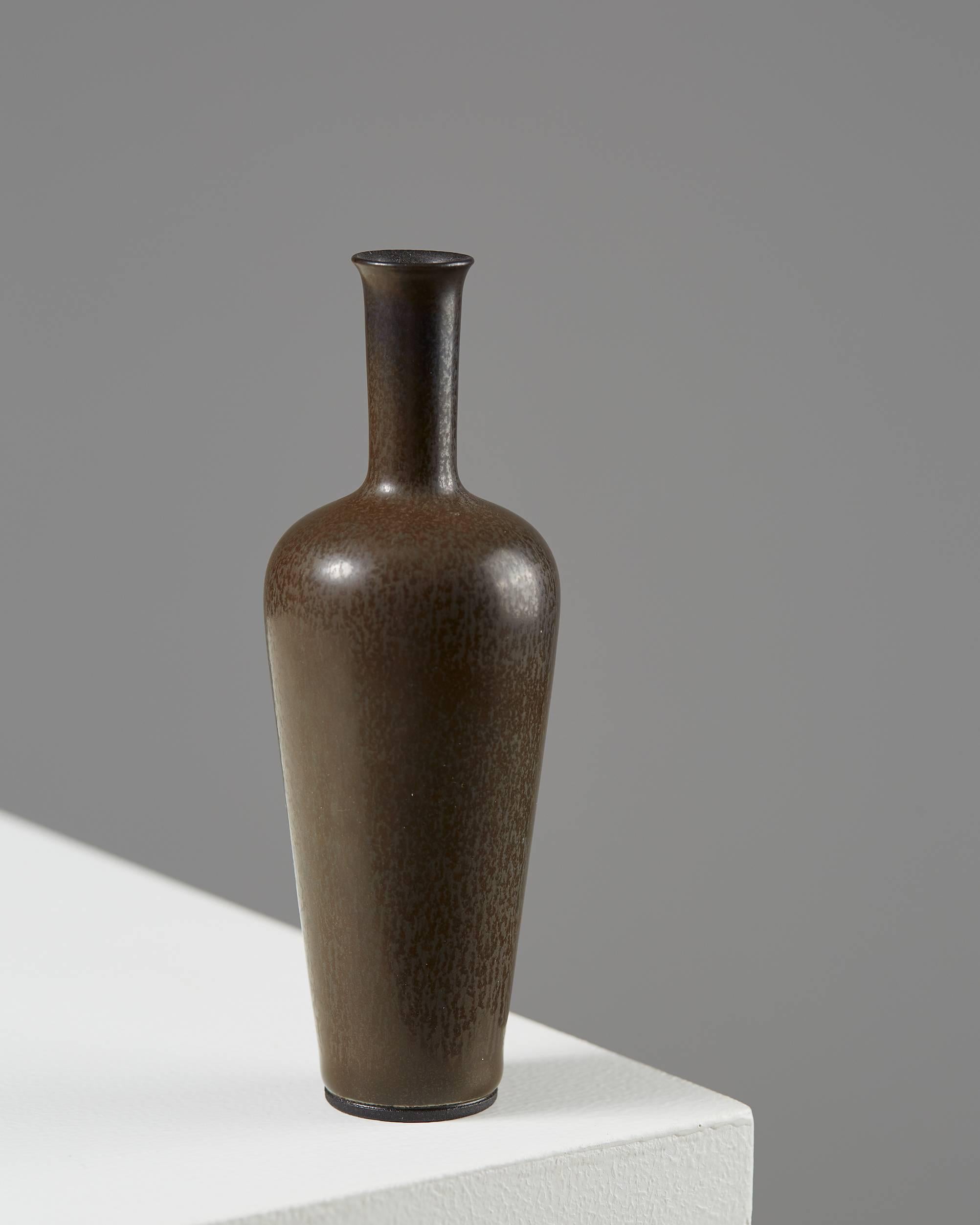 Vase designed by Berndt Friberg for Gustavsberg, 
Sweden, 1950s.
Stoneware.

Measure: H 13.5 cm/ 5 3/8